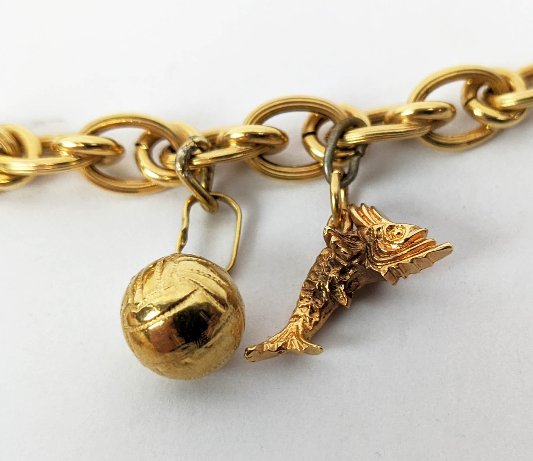 AN 18CT GOLD CHARM BRACELET, fitted with seven charms, plus two further loose charms, 21cm long, - Image 5 of 8
