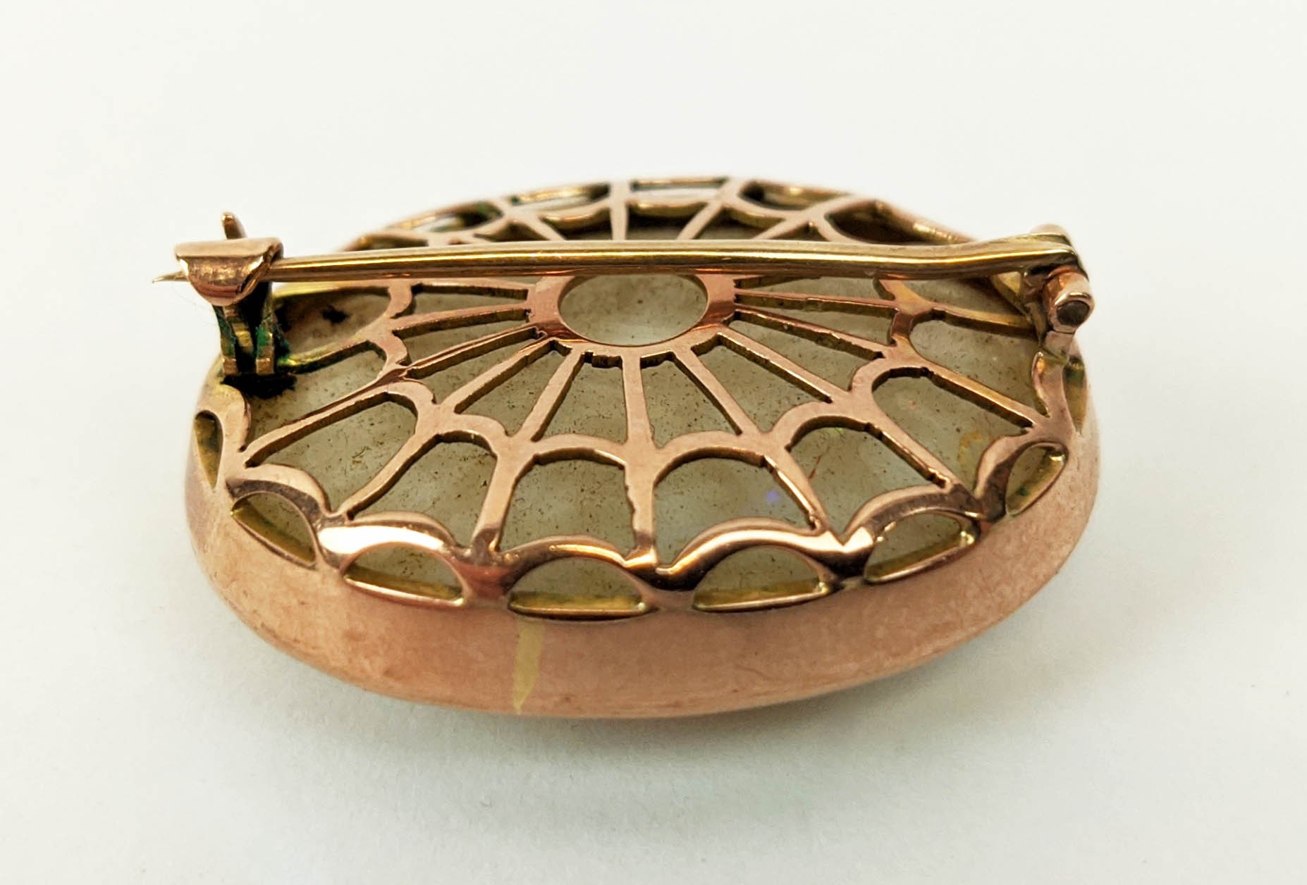 A YELLOW METAL AND OPAL SET BROOCH, probably 9ct rose gold, spiders web design to back, the oval - Bild 3 aus 6