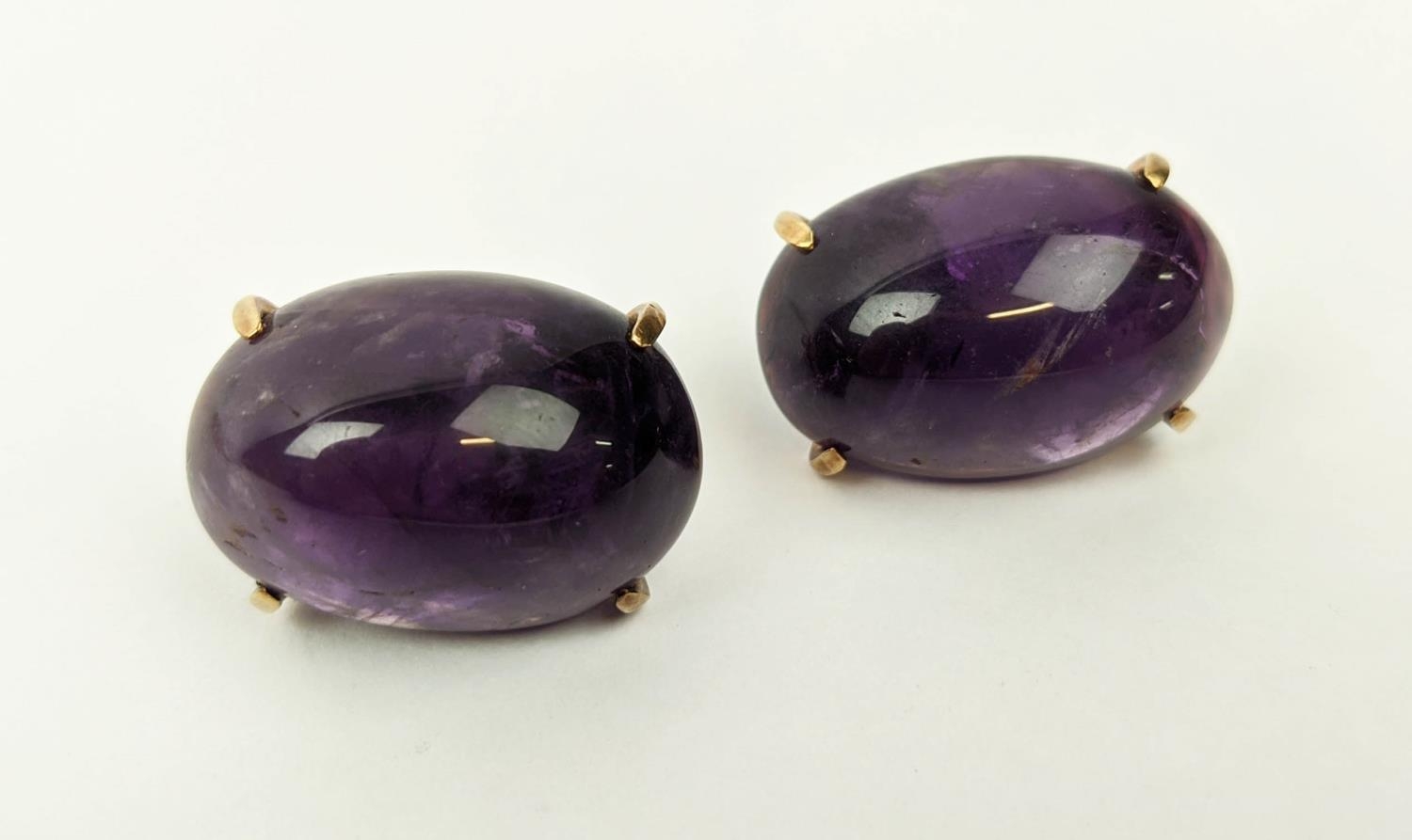 EARRINGS, a pair of amethyst cabouchon clip on earrings set in yellow metal, open backed, gross - Bild 6 aus 6