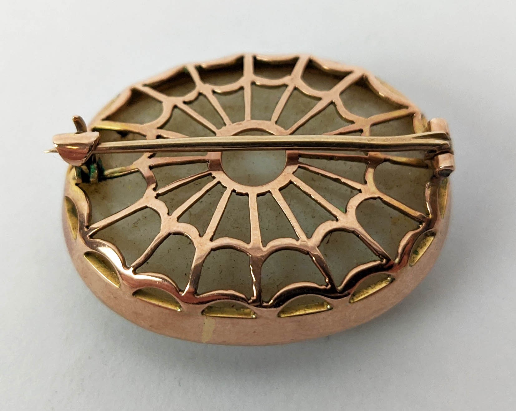 A YELLOW METAL AND OPAL SET BROOCH, probably 9ct rose gold, spiders web design to back, the oval - Bild 2 aus 6