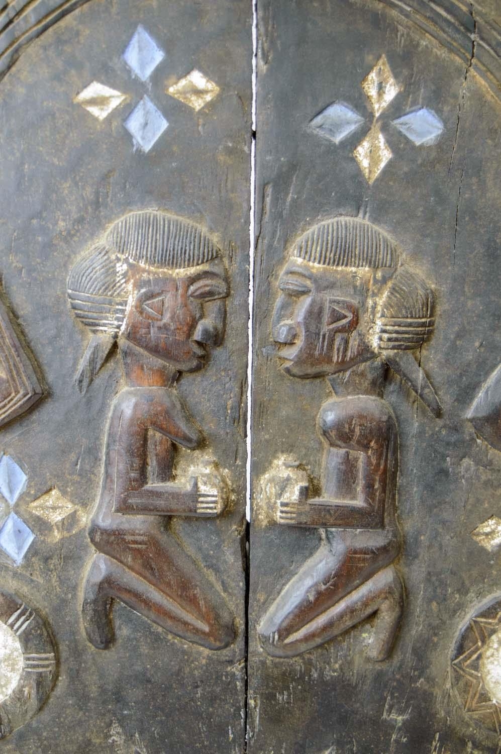 AFRICAN TRIBAL DOOR, carved with opposing kneeling figures with feather edge and blue and white - Image 3 of 5