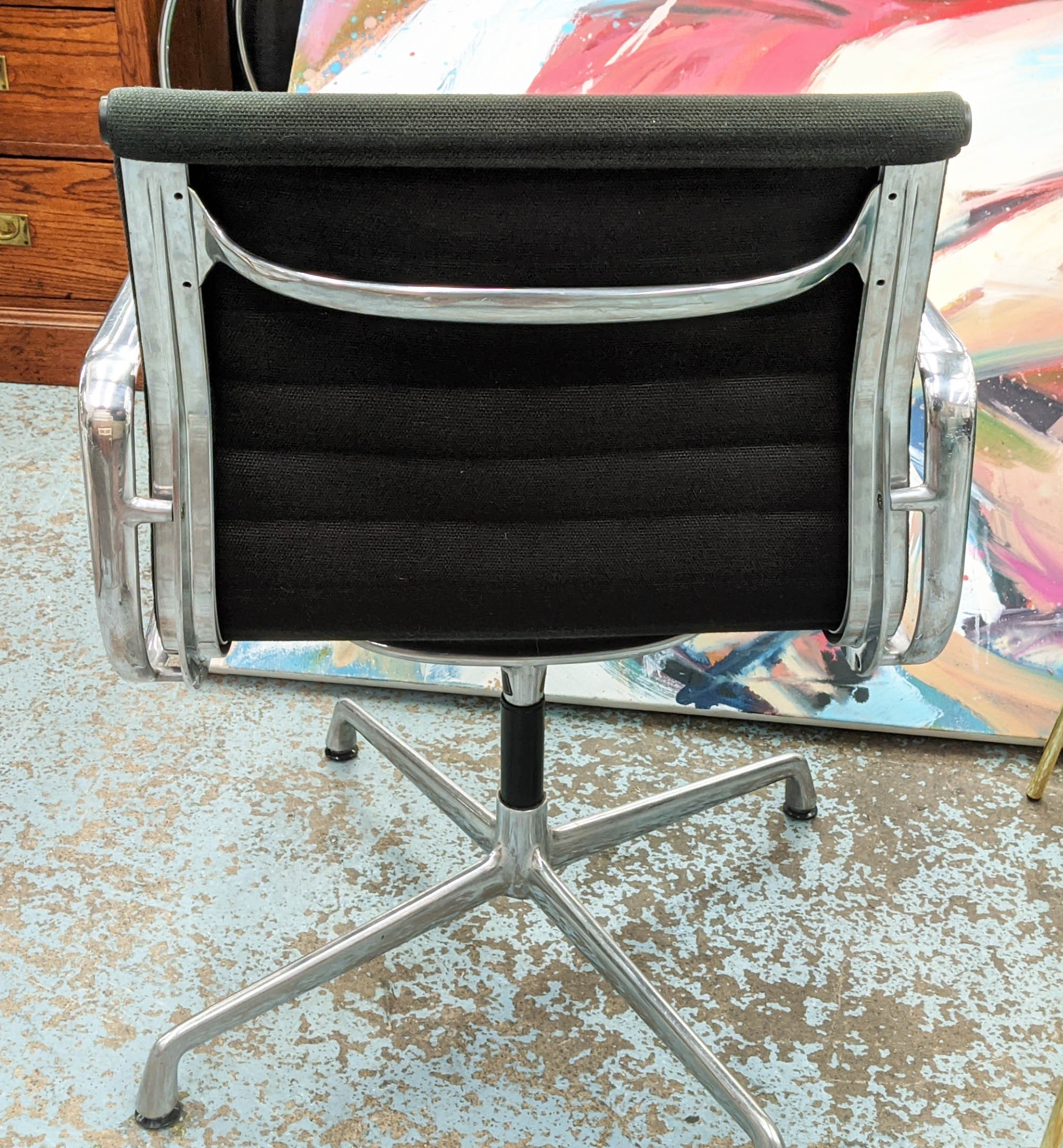 AFTER CHARLES AND RAY EAMES ALUMINIUM GROUP STYLE CHAIR BY ICF, 85cm H. - Image 4 of 5