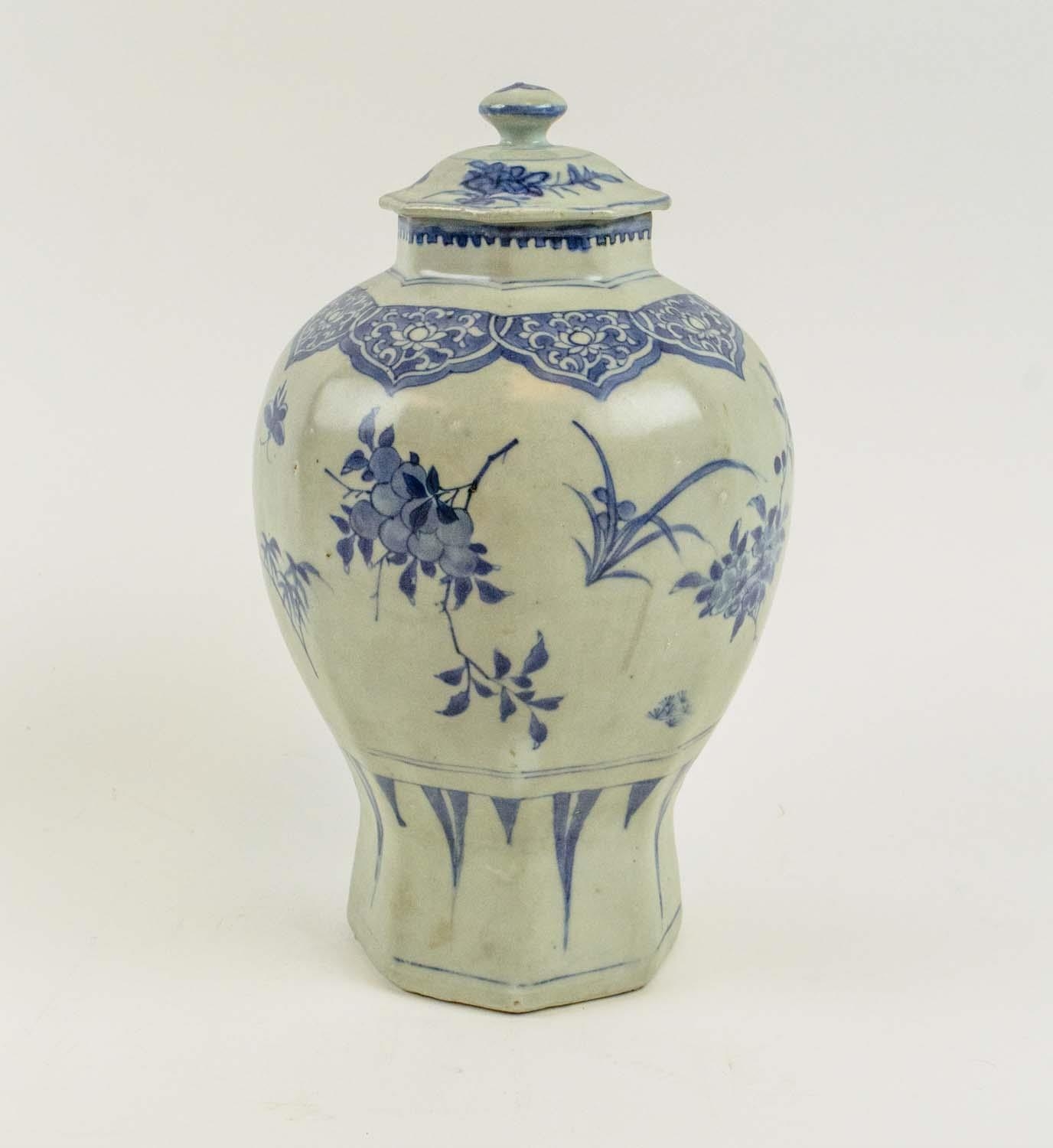 TRANSITIONAL 'HATCHER CARGO' OCTAGONAL BLUE AND WHITE BALUSTER VASE, circa 1640, with lid, decorated