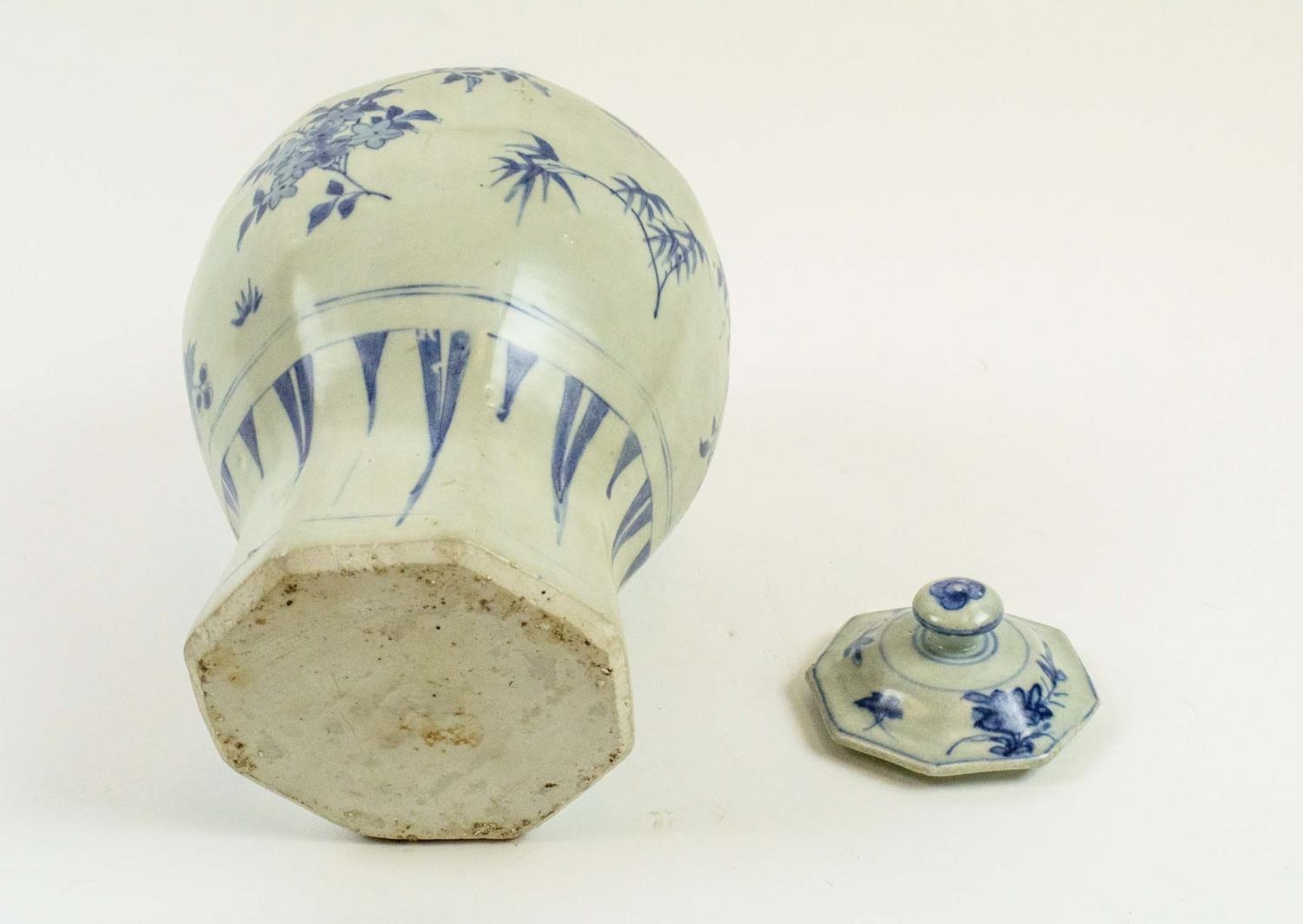 TRANSITIONAL 'HATCHER CARGO' OCTAGONAL BLUE AND WHITE BALUSTER VASE, circa 1640, with lid, decorated - Image 5 of 5