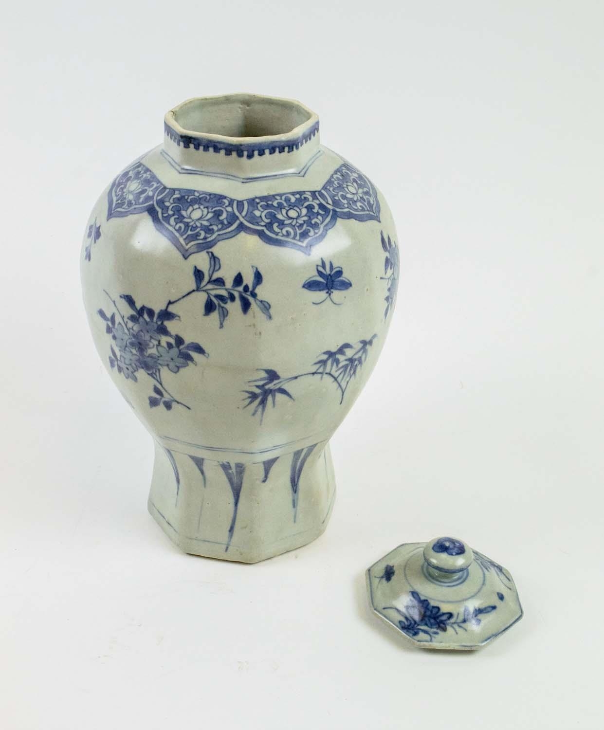 TRANSITIONAL 'HATCHER CARGO' OCTAGONAL BLUE AND WHITE BALUSTER VASE, circa 1640, with lid, decorated - Image 4 of 5