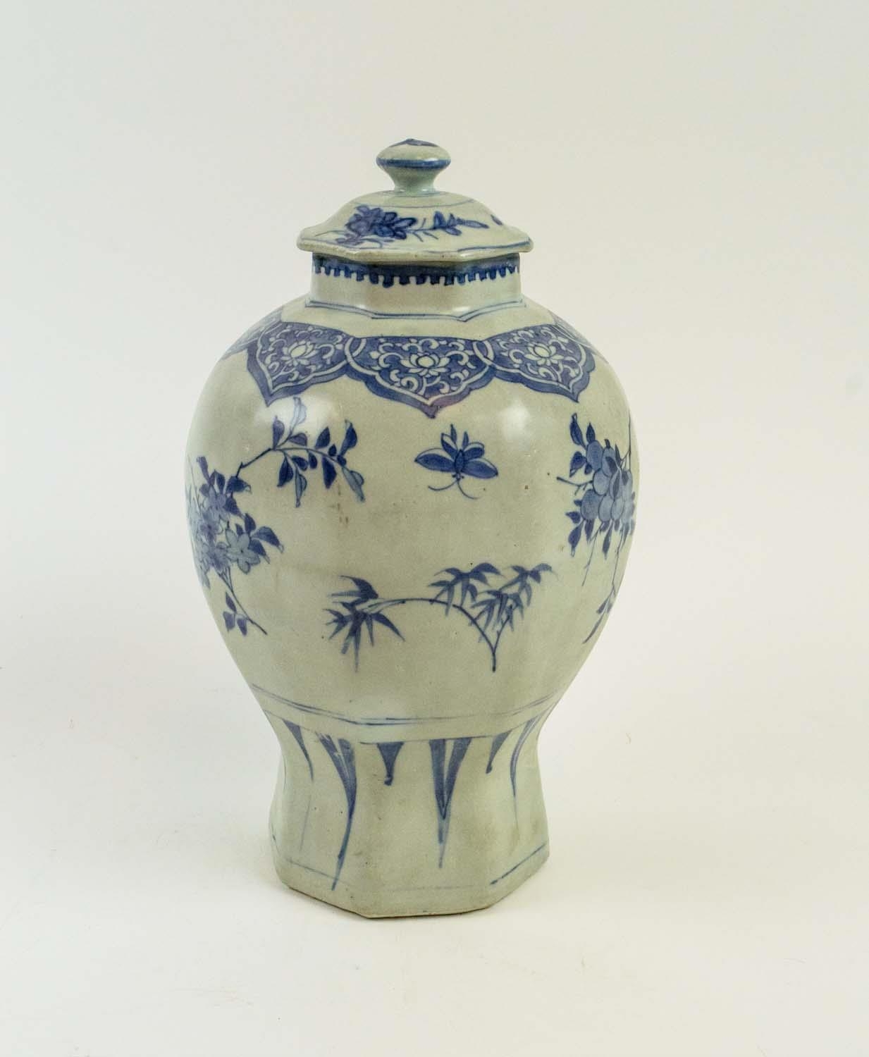 TRANSITIONAL 'HATCHER CARGO' OCTAGONAL BLUE AND WHITE BALUSTER VASE, circa 1640, with lid, decorated - Image 2 of 5