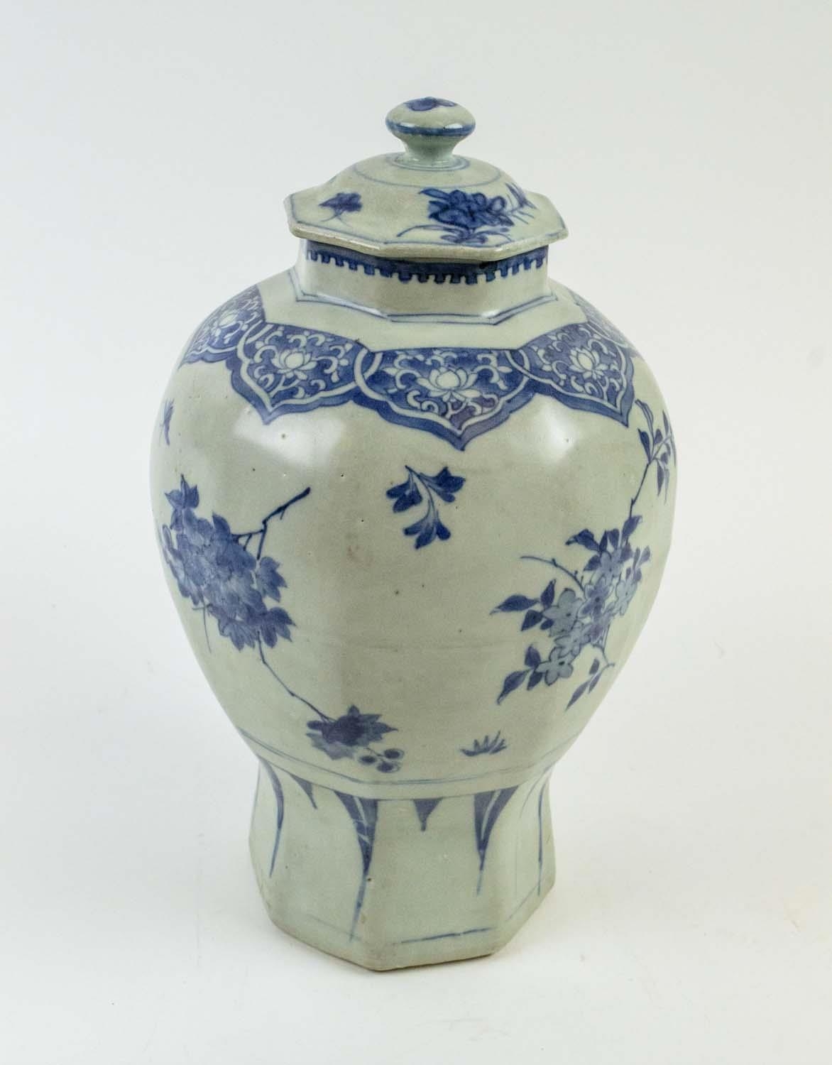 TRANSITIONAL 'HATCHER CARGO' OCTAGONAL BLUE AND WHITE BALUSTER VASE, circa 1640, with lid, decorated - Image 3 of 5