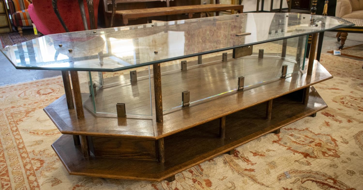 MUSEUM DISPLAY CASE, 53cm H x 175cm x 75cm, vintage oak, glass and brass with canted corners, single - Image 6 of 7