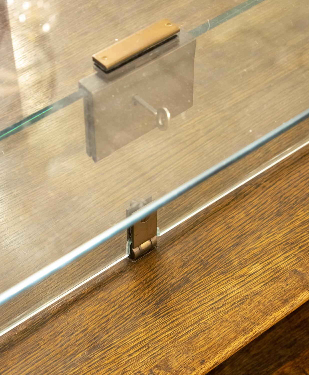 MUSEUM DISPLAY CASE, 53cm H x 175cm x 75cm, vintage oak, glass and brass with canted corners, single - Image 3 of 7