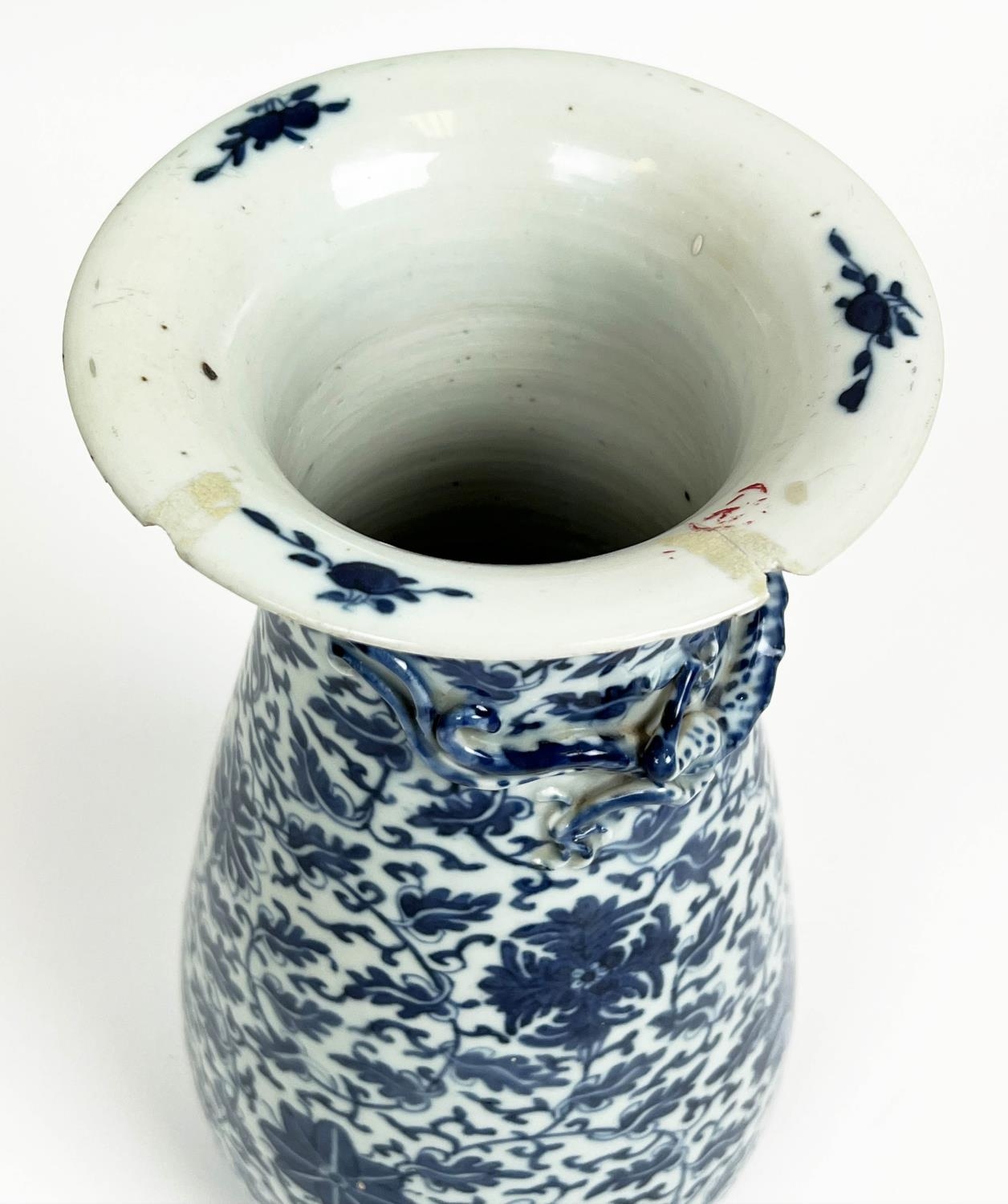 CHINESE BLUE AND WHITE WHITE YUAN STYLE VASE, adorned with under glaze scrolling foliate pattern and - Image 5 of 6