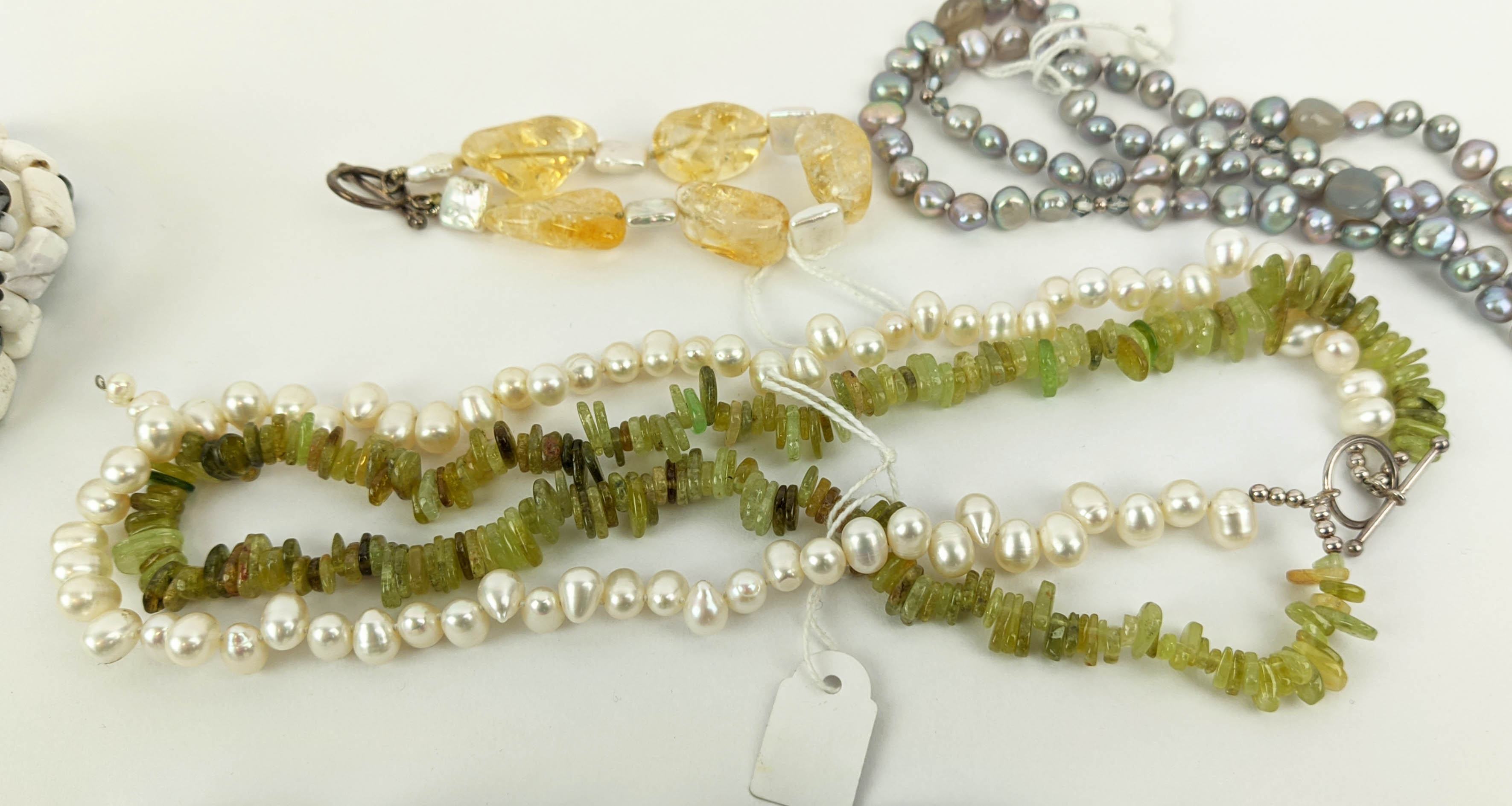 A COLLECTION OF SEMIPRECIOUS GEMSTONE JEWELLERY, comprising a howlite and mother-of-pearl seven - Bild 12 aus 20