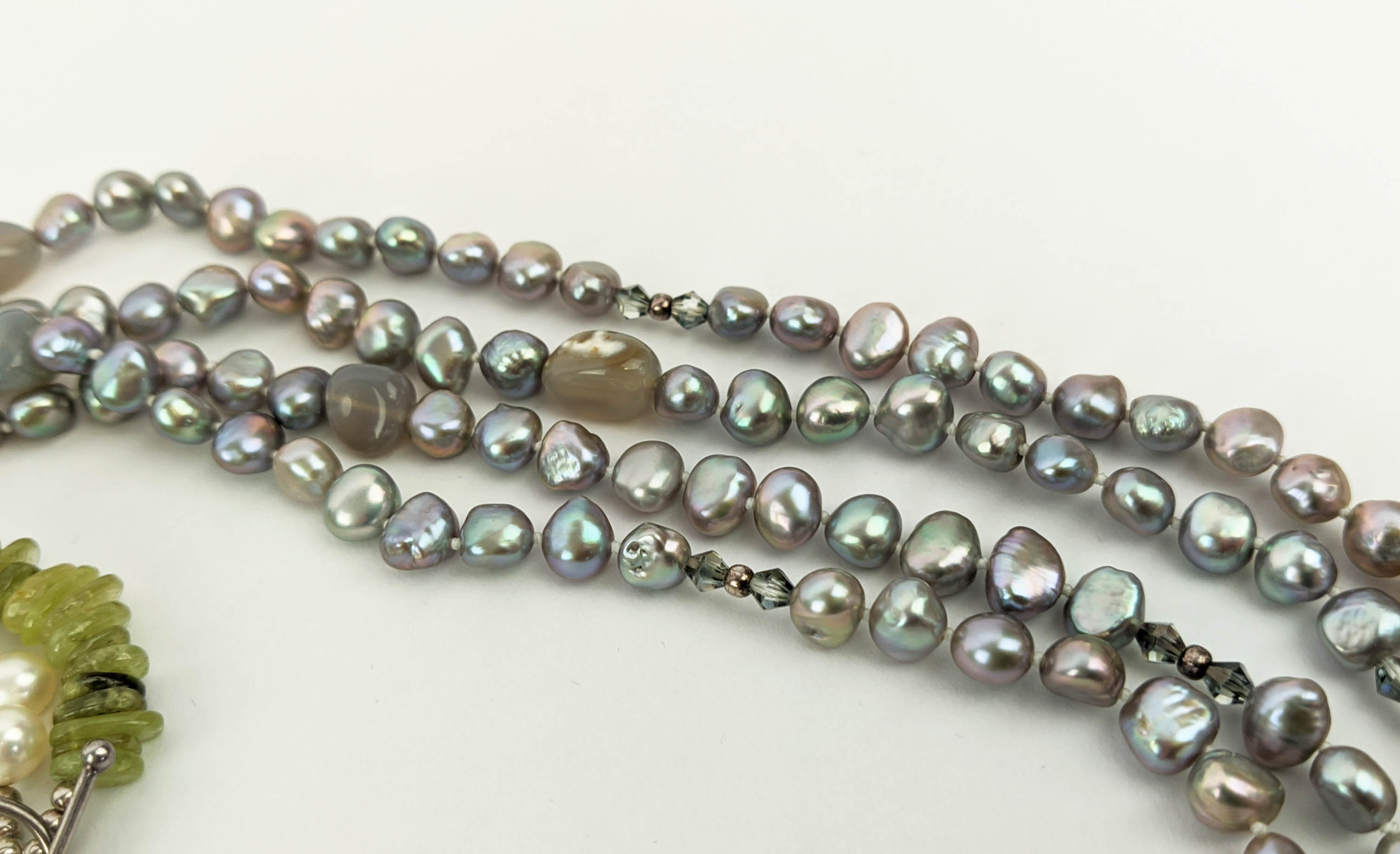 A COLLECTION OF SEMIPRECIOUS GEMSTONE JEWELLERY, comprising a howlite and mother-of-pearl seven - Bild 6 aus 20
