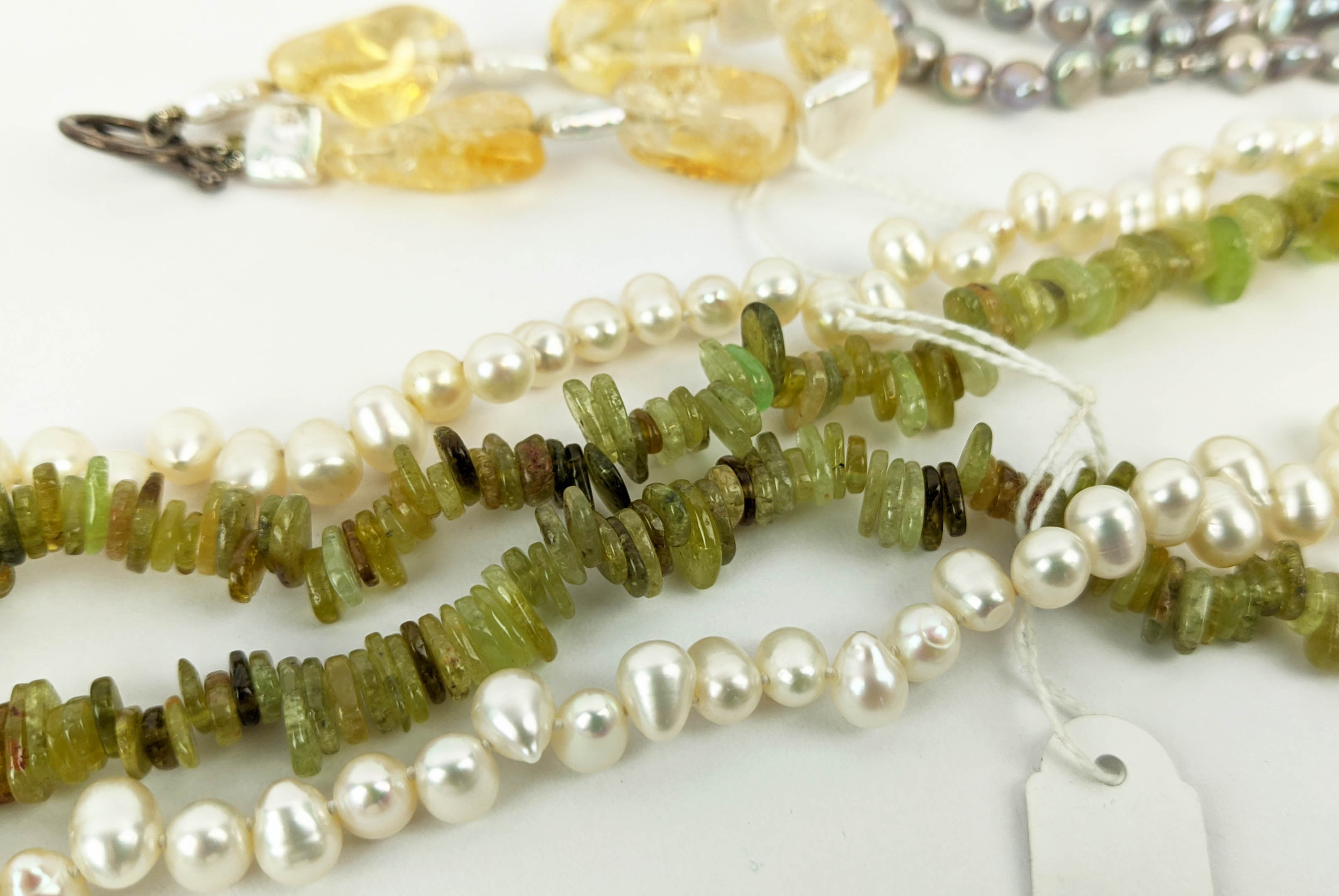 A COLLECTION OF SEMIPRECIOUS GEMSTONE JEWELLERY, comprising a howlite and mother-of-pearl seven - Bild 14 aus 20