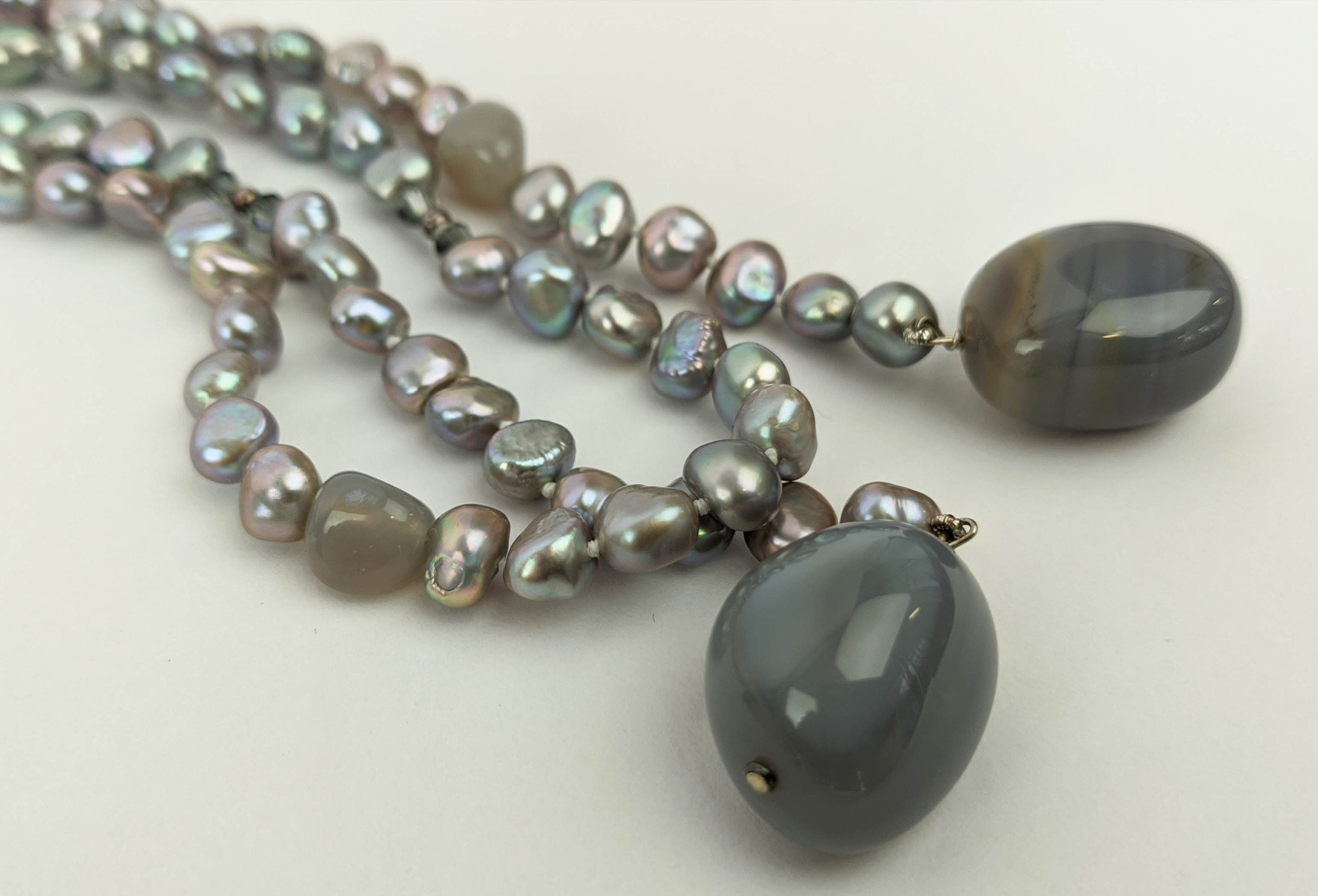 A COLLECTION OF SEMIPRECIOUS GEMSTONE JEWELLERY, comprising a howlite and mother-of-pearl seven - Bild 17 aus 20