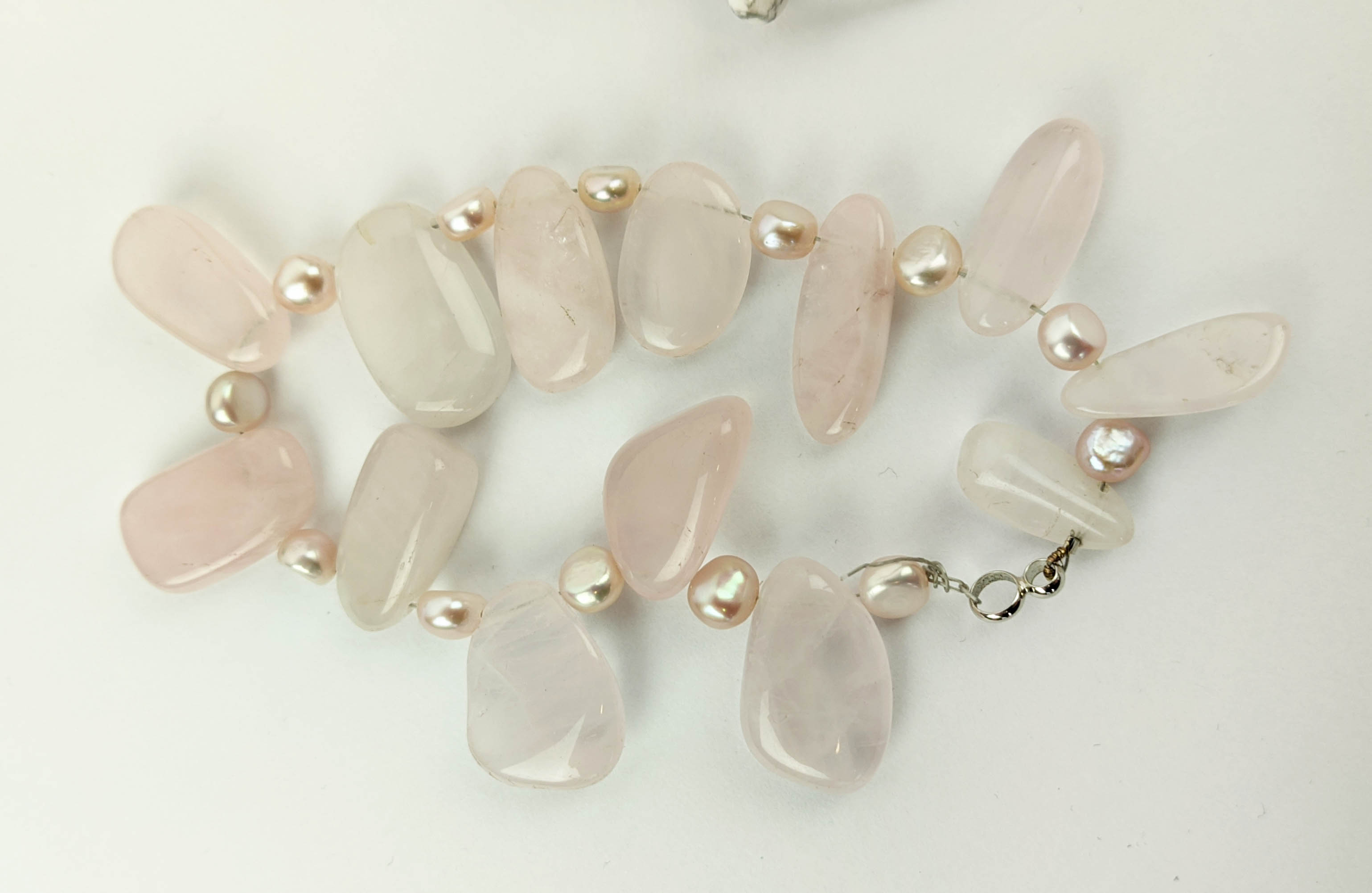 A COLLECTION OF SEMIPRECIOUS GEMSTONE JEWELLERY, comprising a howlite and mother-of-pearl seven - Bild 8 aus 20