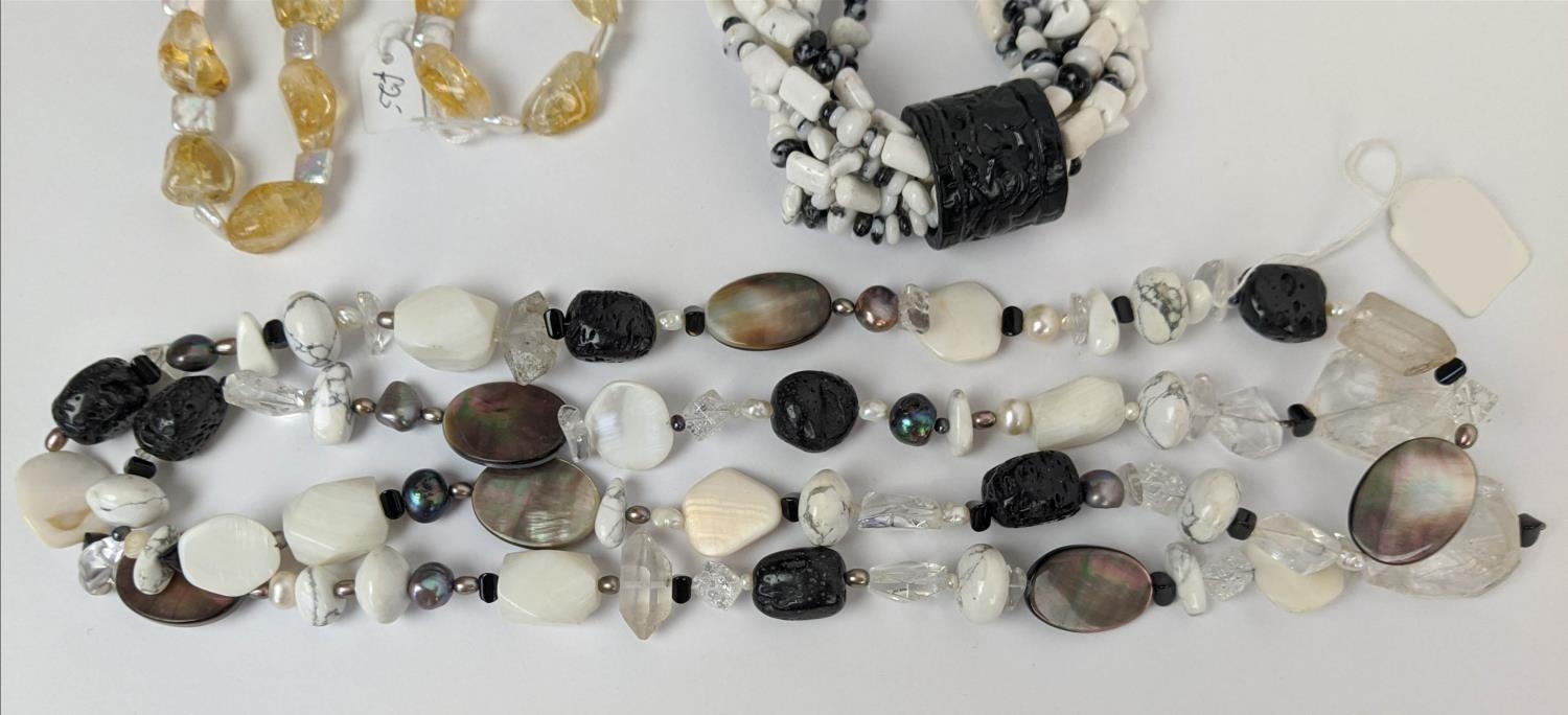 A COLLECTION OF SEMIPRECIOUS GEMSTONE JEWELLERY, comprising a howlite and mother-of-pearl seven - Bild 2 aus 20
