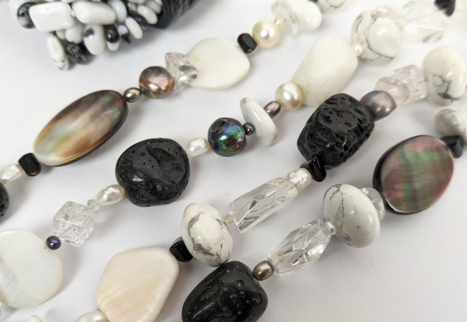 A COLLECTION OF SEMIPRECIOUS GEMSTONE JEWELLERY, comprising a howlite and mother-of-pearl seven - Bild 11 aus 20