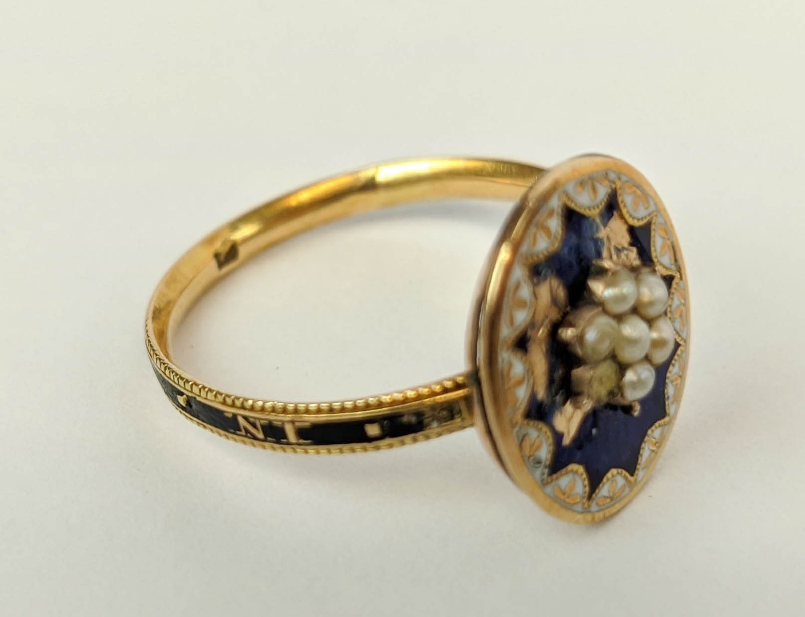 A GEORGE III YELLOW METAL MOURNING RING, probably 18ct gold, bearing enamelled initials surrounded - Image 4 of 16