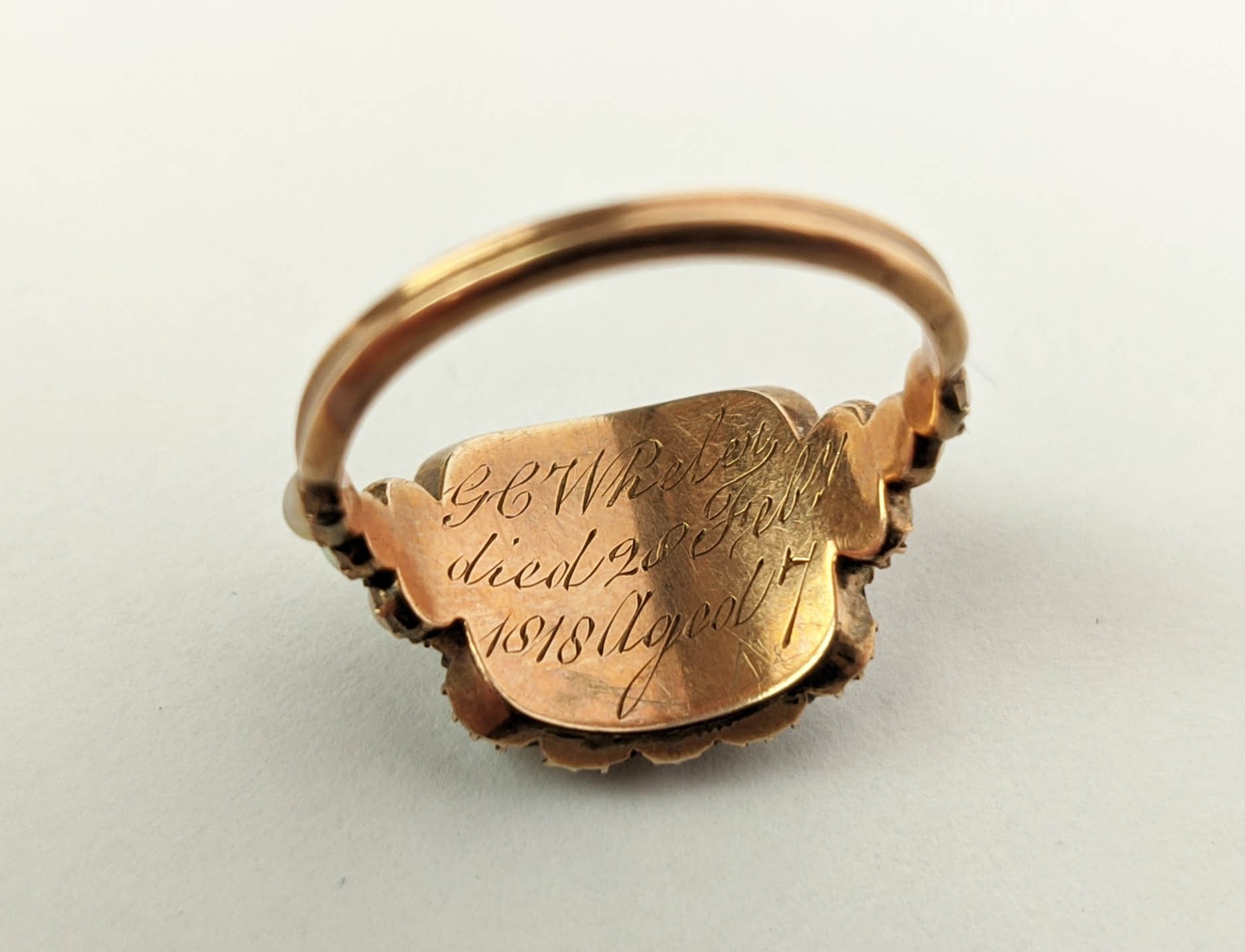 A GEORGE III YELLOW METAL MOURNING RING, probably 18ct gold, bearing enamelled initials surrounded - Image 12 of 16