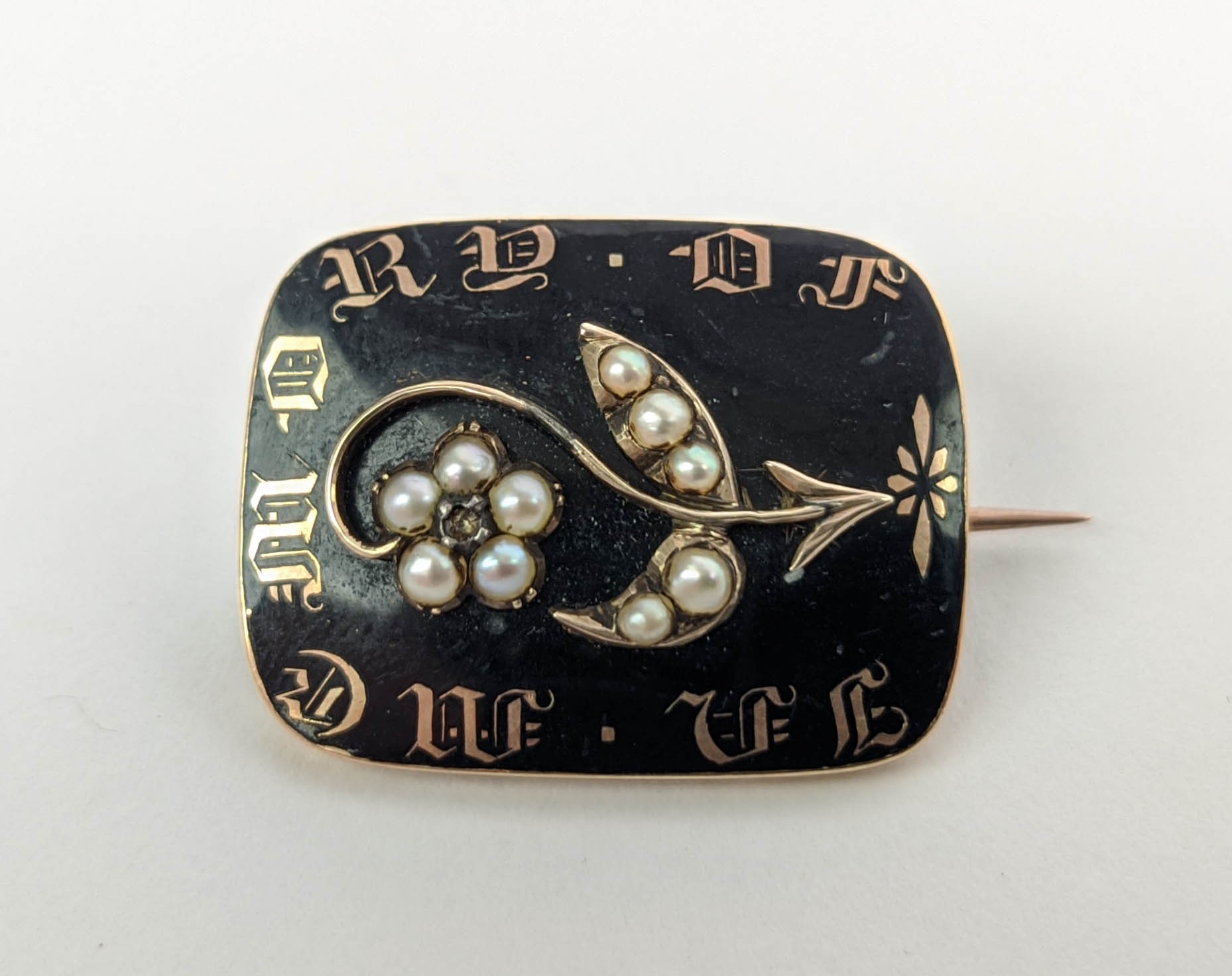 A GEORGE III YELLOW METAL MOURNING RING, probably 18ct gold, bearing enamelled initials surrounded - Image 13 of 16