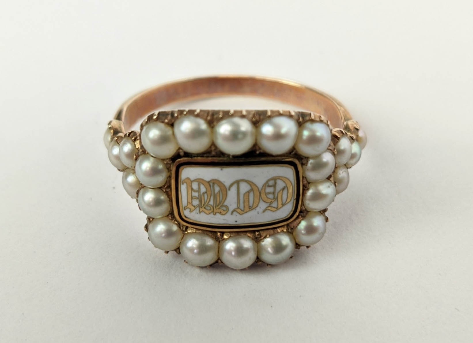 A GEORGE III YELLOW METAL MOURNING RING, probably 18ct gold, bearing enamelled initials surrounded - Image 10 of 16