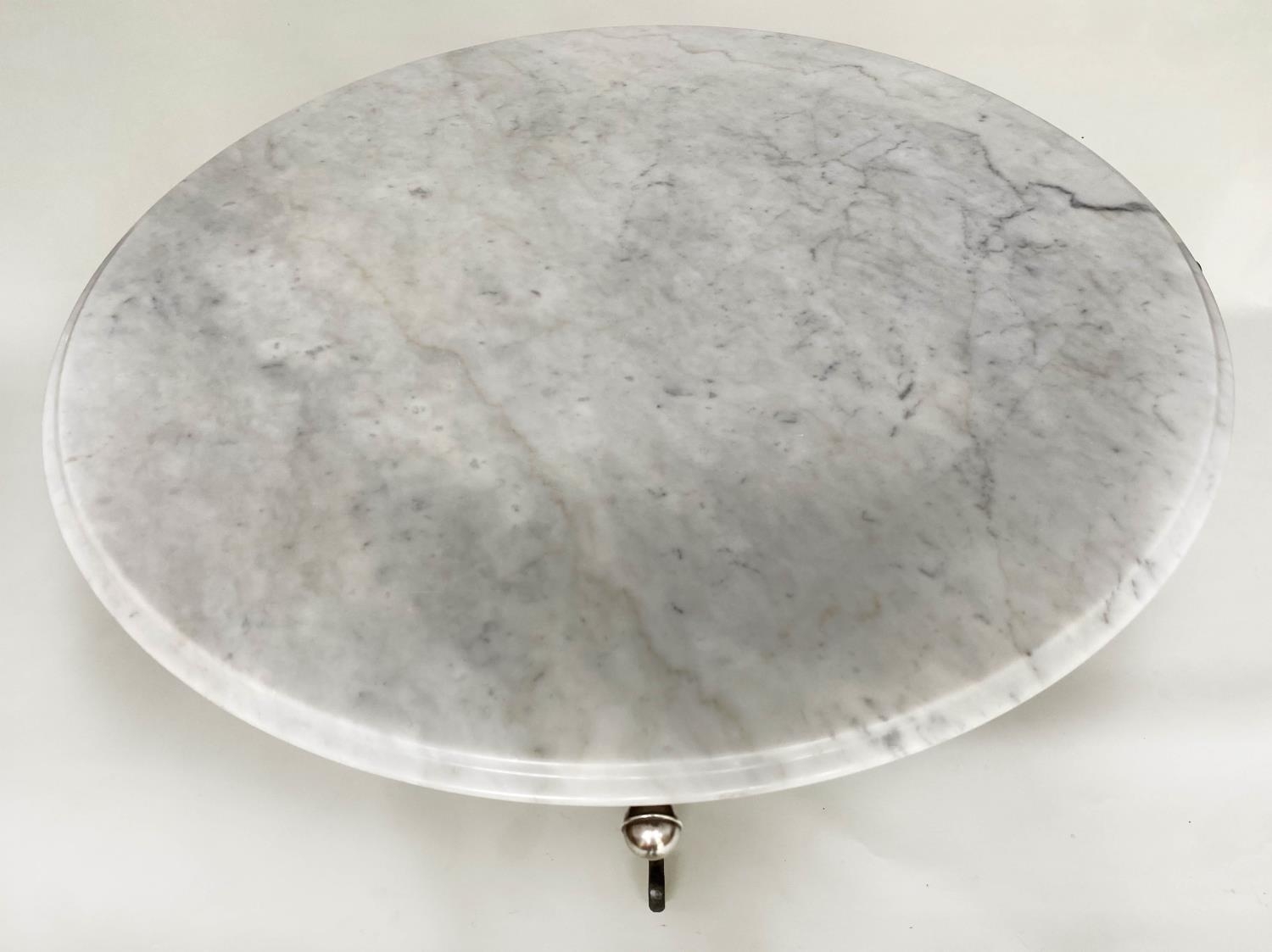 CIRCULAR/CENTRE TABLE, circular veined/striated white marble top, raised on wrought iron base, - Image 4 of 10