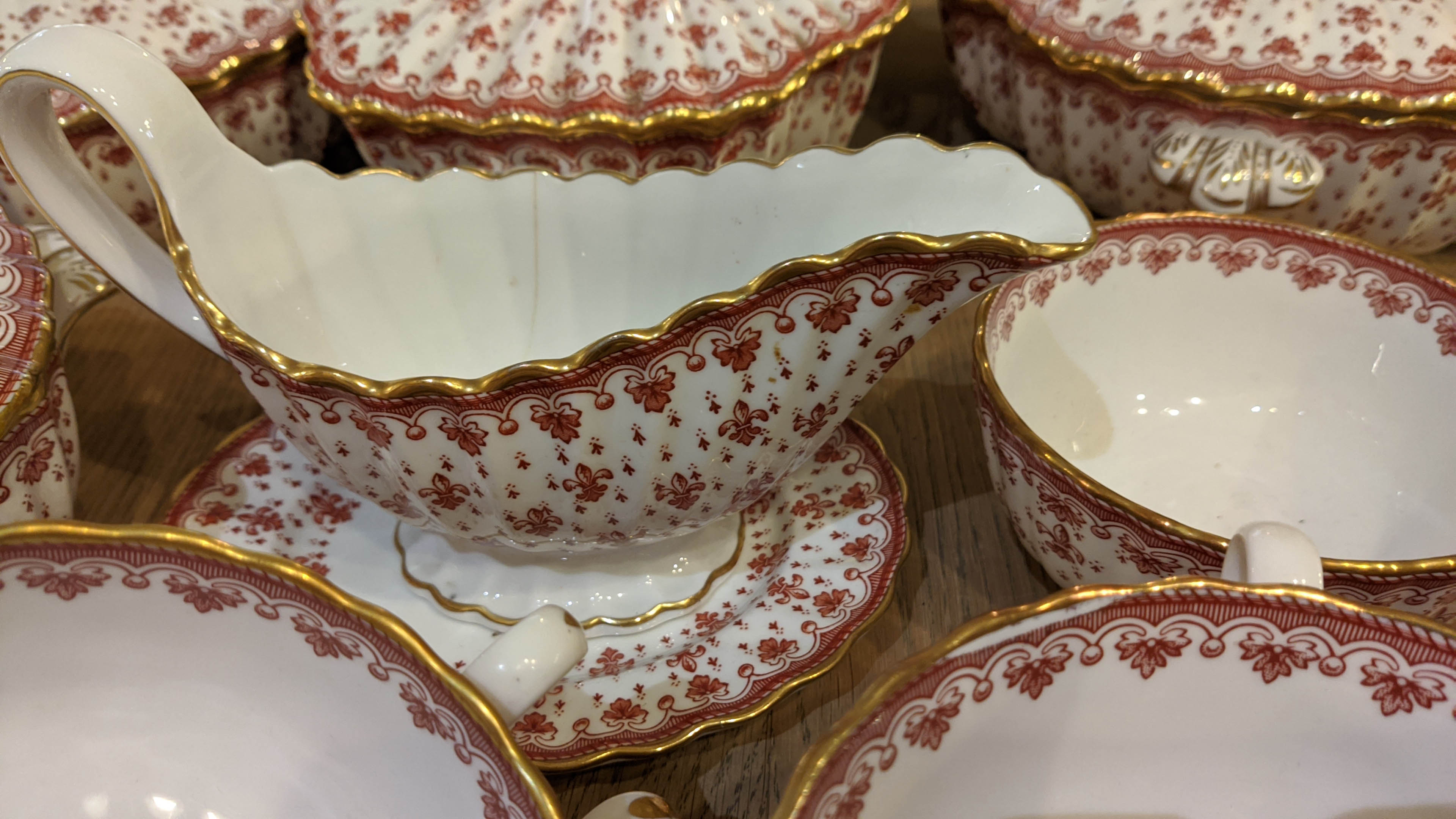 SPODE FLEUR DE LYS RED DINNER SERVICE, sixteen plates, twenty side plates, twelve soup bowls with - Image 6 of 7