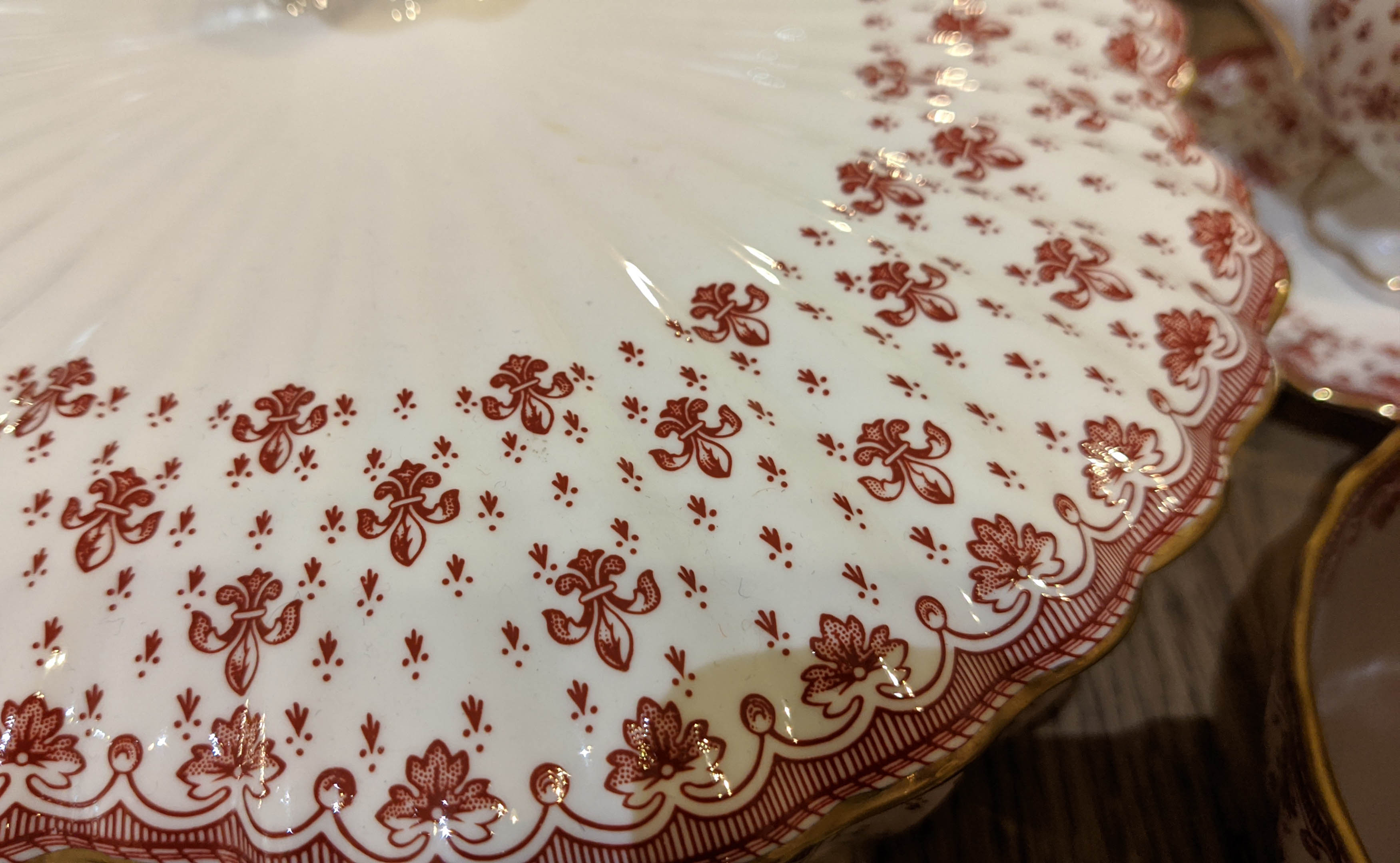 SPODE FLEUR DE LYS RED DINNER SERVICE, sixteen plates, twenty side plates, twelve soup bowls with - Image 5 of 7