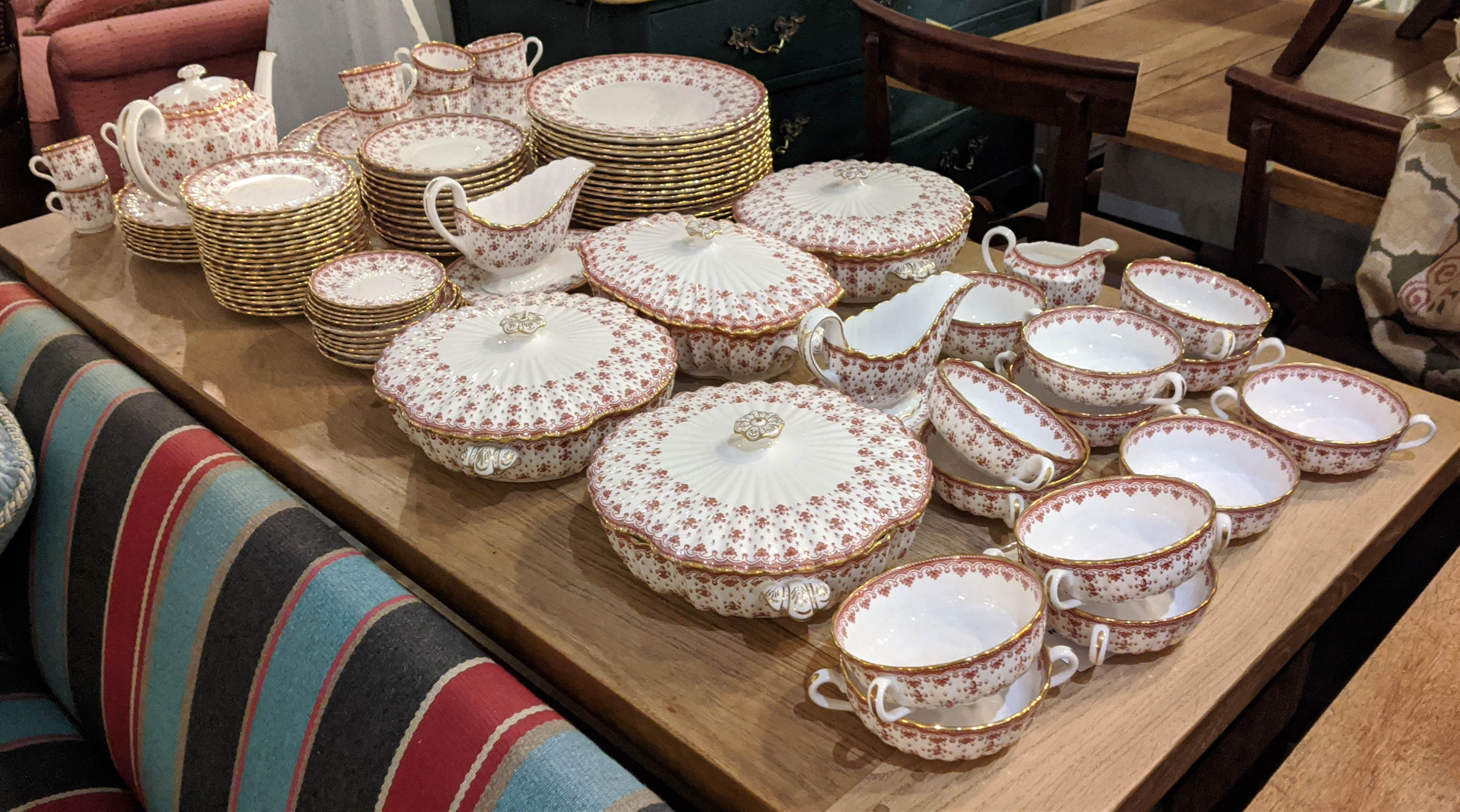 SPODE FLEUR DE LYS RED DINNER SERVICE, sixteen plates, twenty side plates, twelve soup bowls with