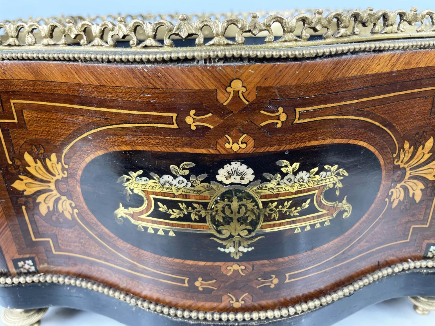 JARDINIERE, 19th century French, serpentine form with marquetry and brass inlay with bronze ormolu - Bild 6 aus 6