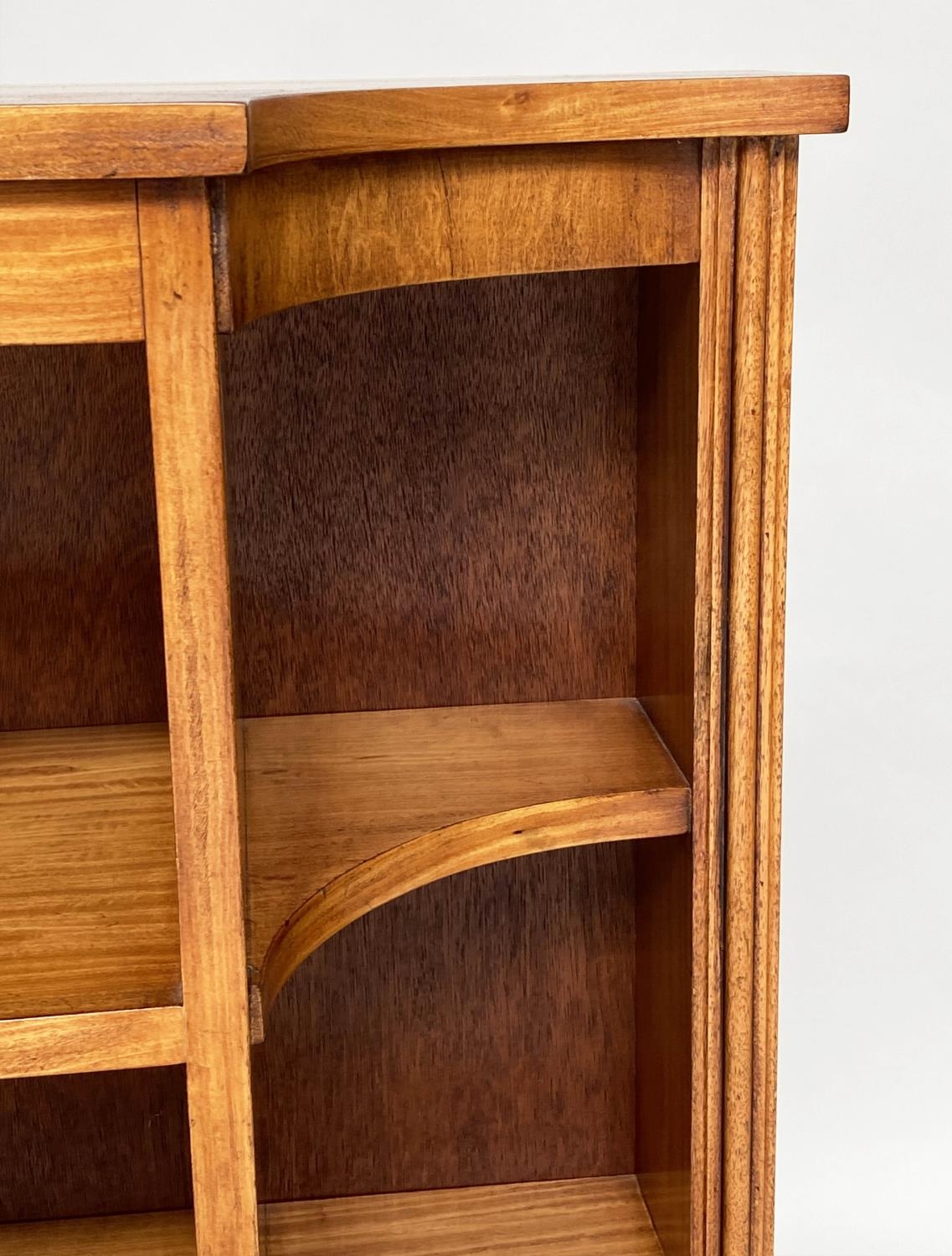 SATINWOOD BOOKCASE, Edwardian style rosewood crossbanded of indented form with shelves and ring - Bild 3 aus 6