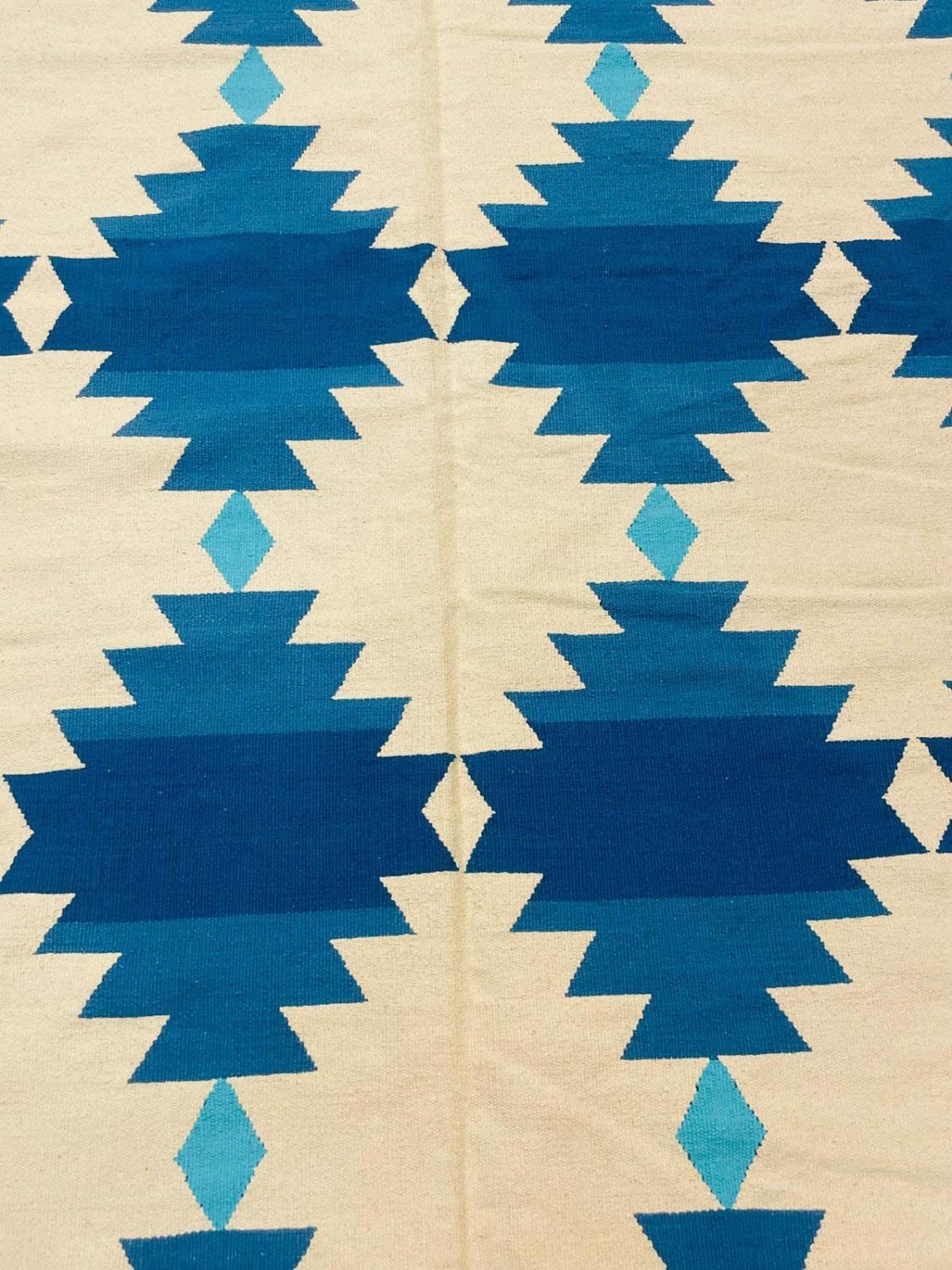 FINE CONTEMPORARY INDIAN COTTON DHURRIE, 245cm x 152cm. - Bild 2 aus 2