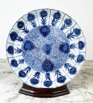 CHINESE KANGXI 'ASTER' BLUE AND WHITE PORCELAIN PLATE, 28cm D.