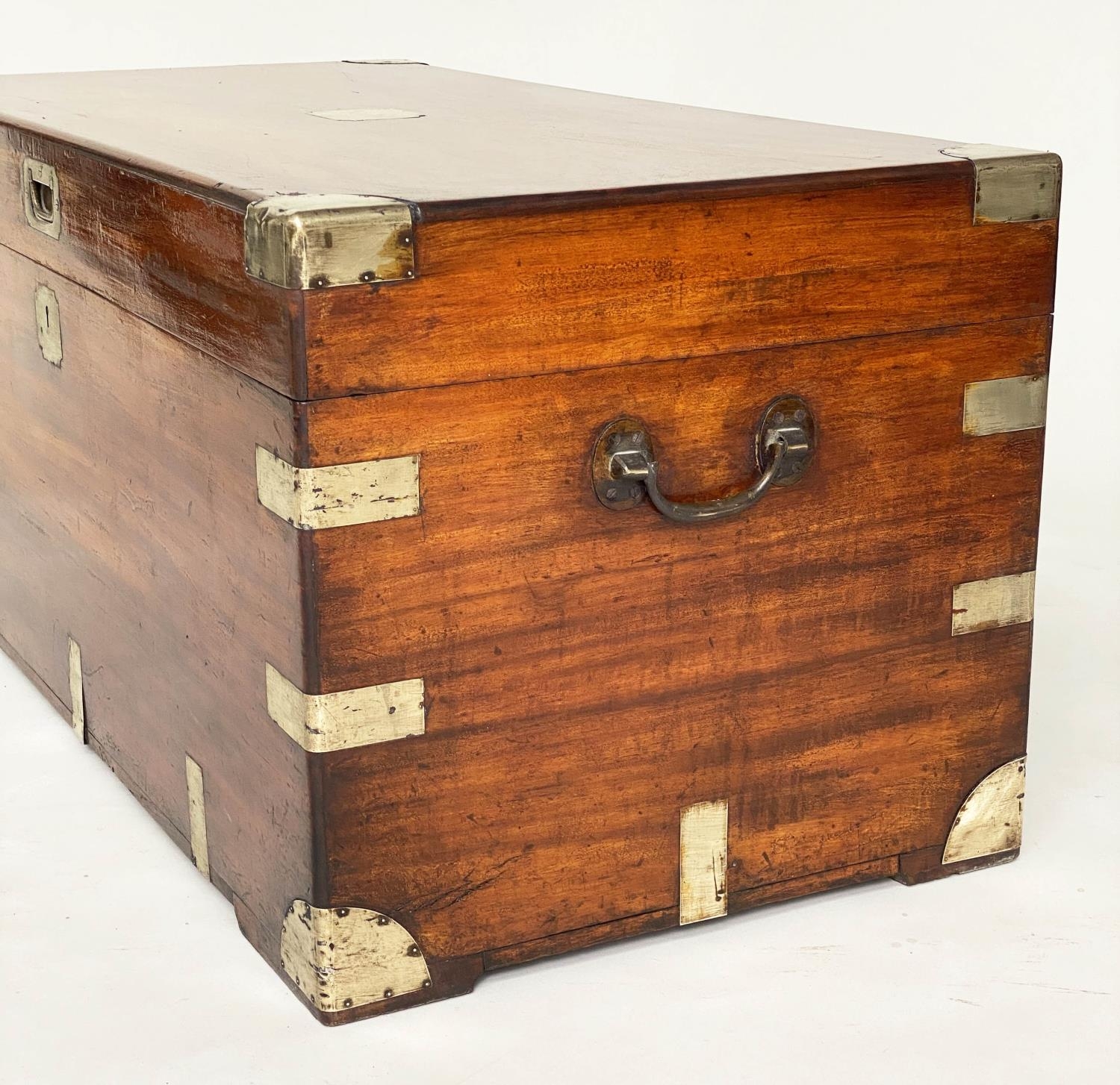 CHINESE EXPORT TRUNK, 19th century camphorwood and brass bound with rising lid and carrying handles, - Bild 5 aus 9