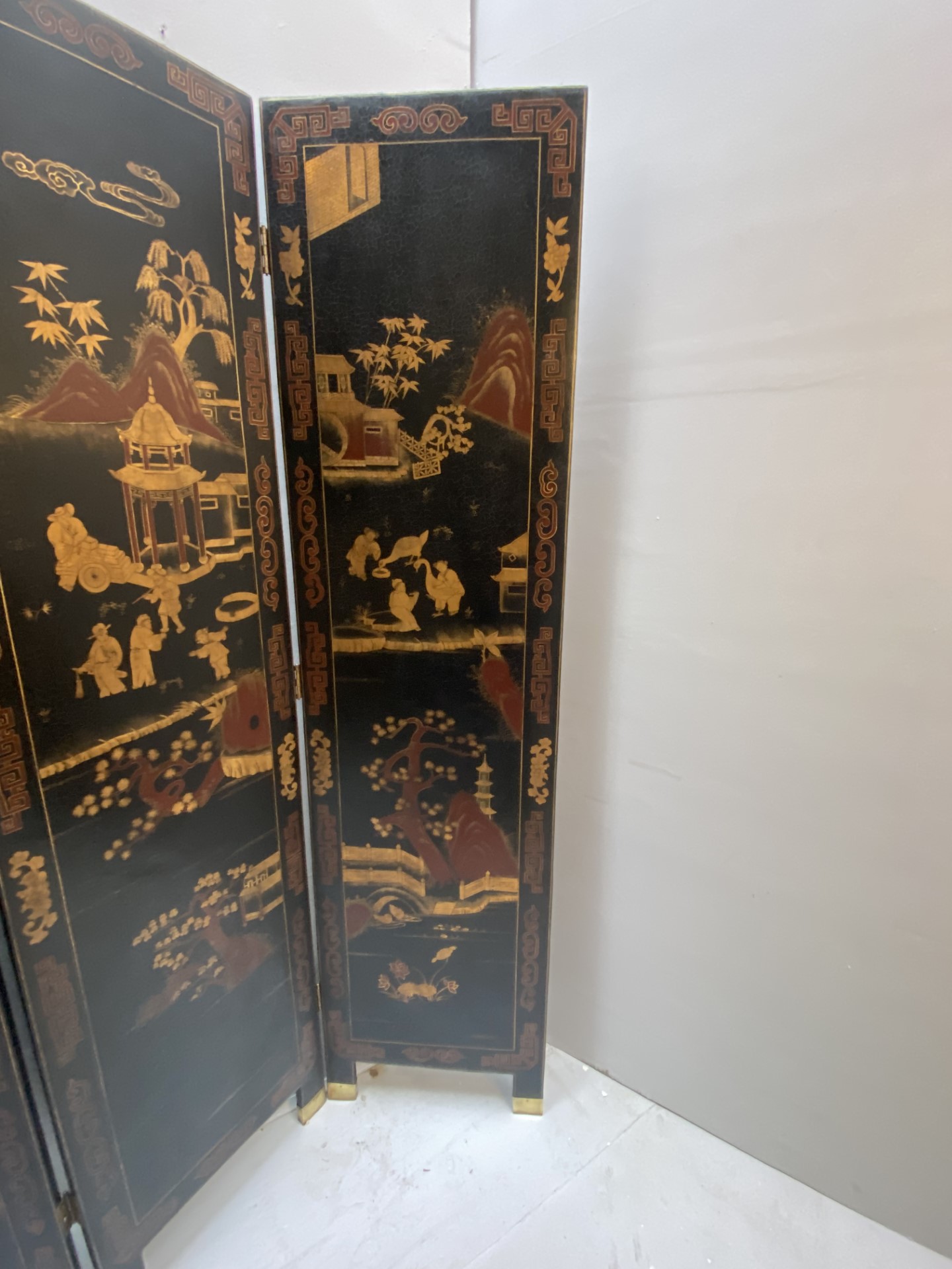 CHINESE ROOM SCREEN, early 20th century, four-sectioned, Chinoiserie iron red and gilt decoration on - Image 4 of 8