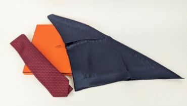 HERMÈS POCHETTE MARINE FACONNEE GRAND H, silk, 45cm with box and a tie twill, silk. (2)