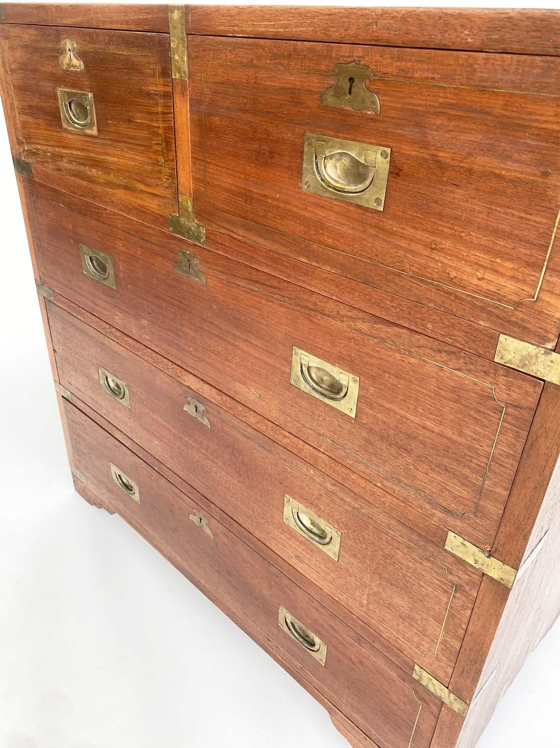 CAMPAIGN STYLE CHEST, mid 20th century Indian, teak and brass bound with two short and three long - Bild 5 aus 10