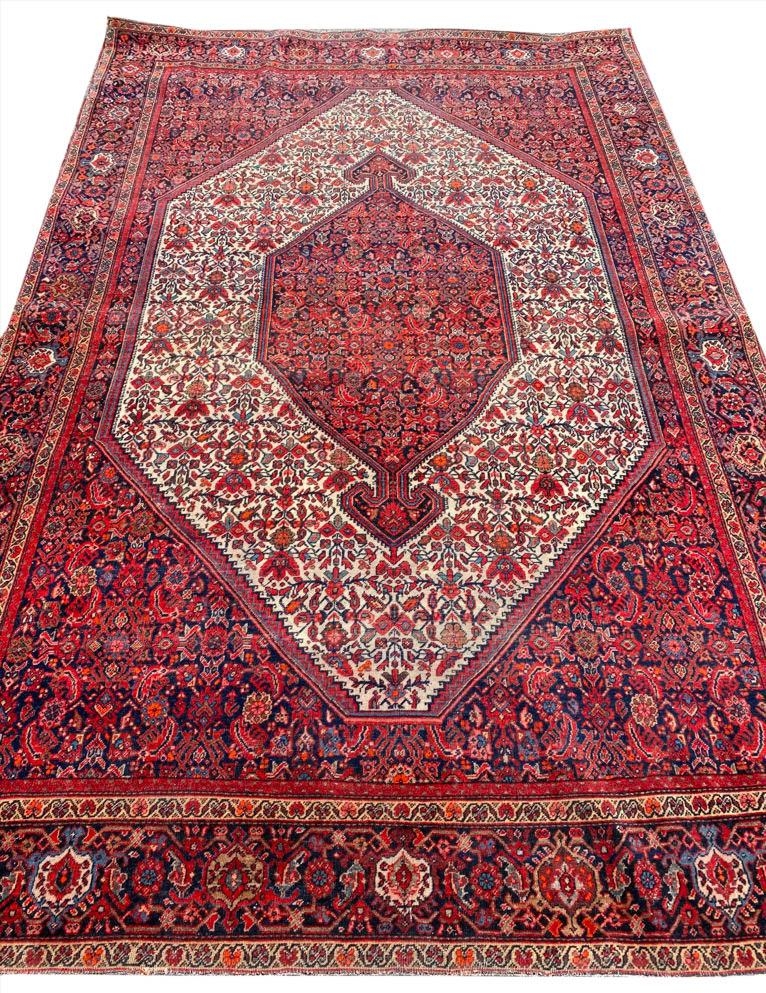 ANTIQUE PERSIAN FEREGHAN RUG, 196cm x 127cm. - Image 4 of 6