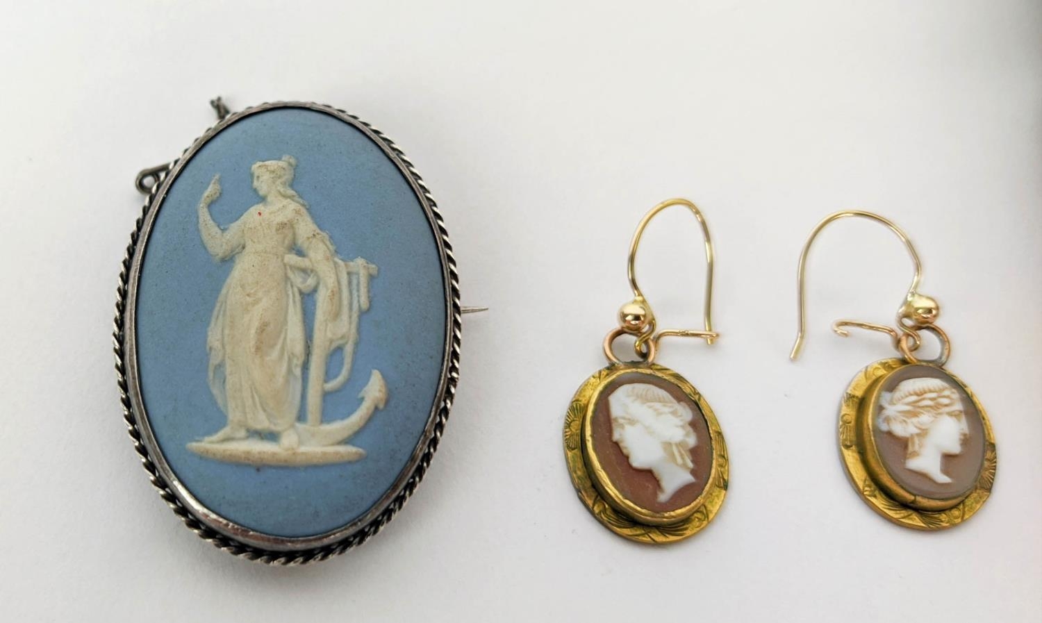 A COLLECTION OF ASSORTED JEWELLERY, comprising a 19th Century Wedgwood Jasperware brooch, a Victoria - Image 15 of 27