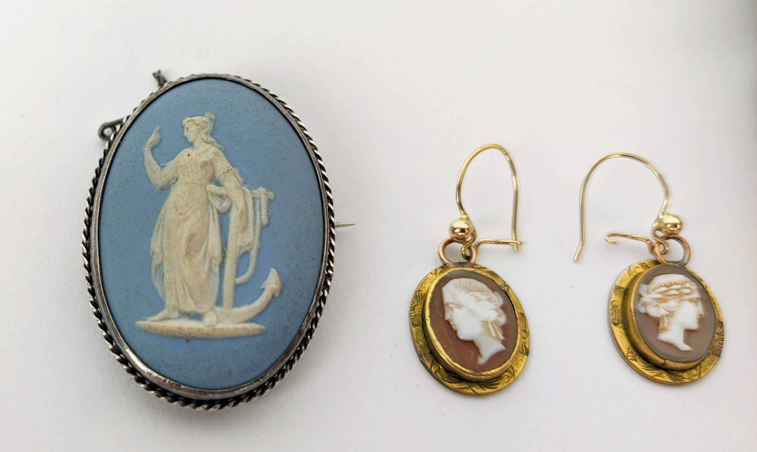 A COLLECTION OF ASSORTED JEWELLERY, comprising a 19th Century Wedgwood Jasperware brooch, a Victoria - Image 18 of 27