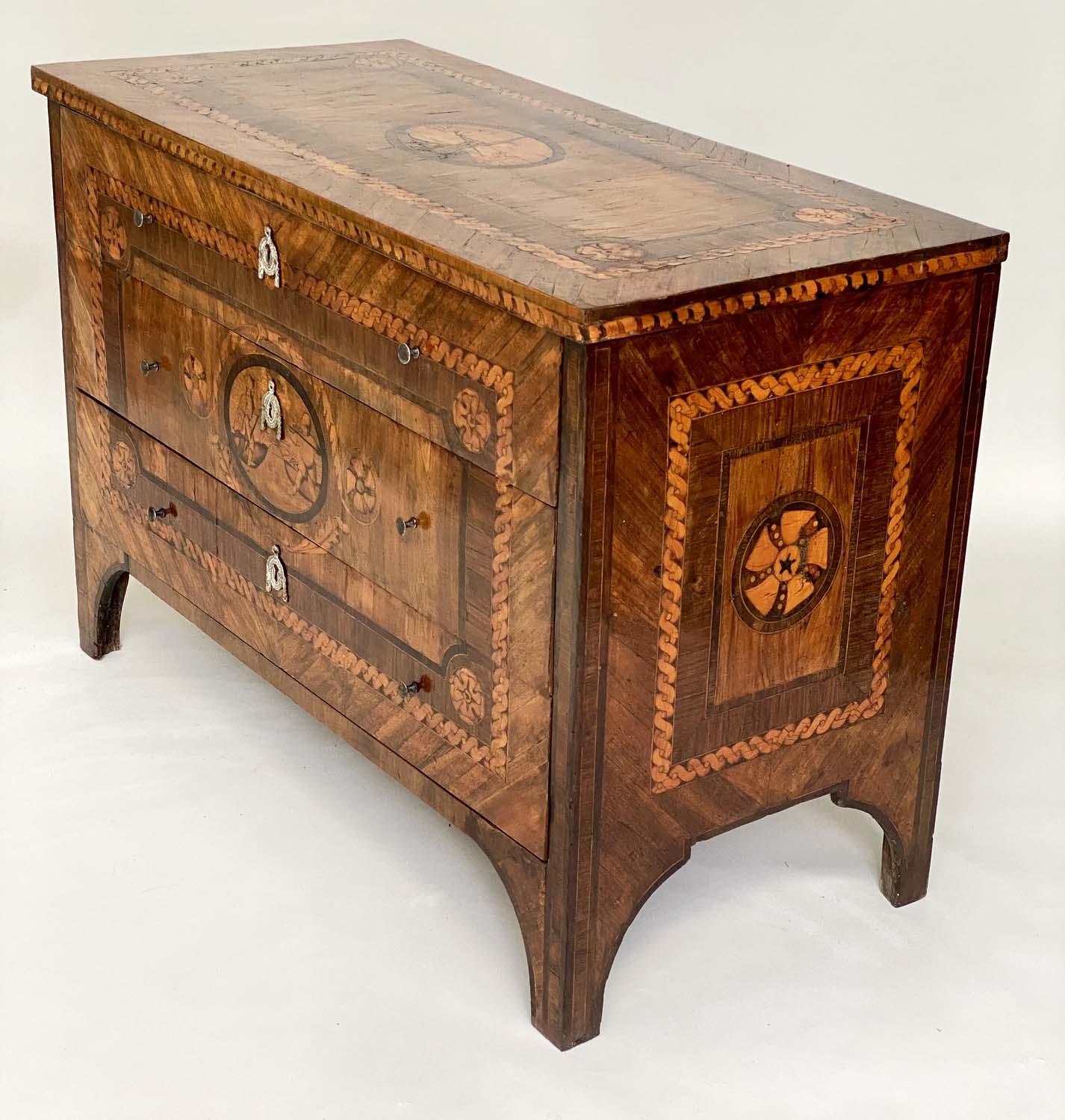 NORTH ITALIAN COMMODE, 18th century Lombardy walnut and marquetry commode with three drawers, - Bild 8 aus 17