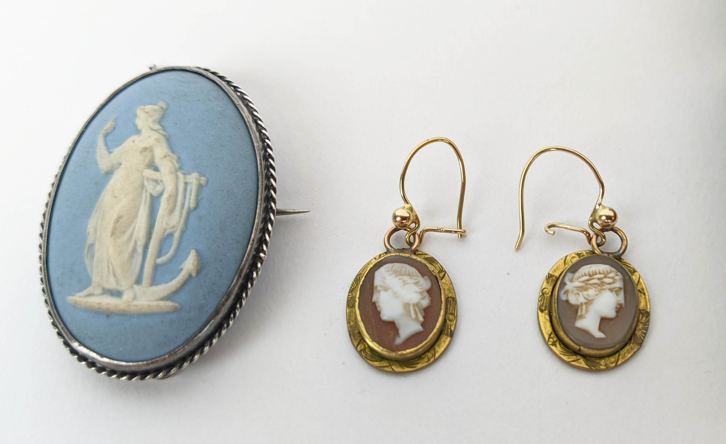 A COLLECTION OF ASSORTED JEWELLERY, comprising a 19th Century Wedgwood Jasperware brooch, a Victoria - Image 20 of 27