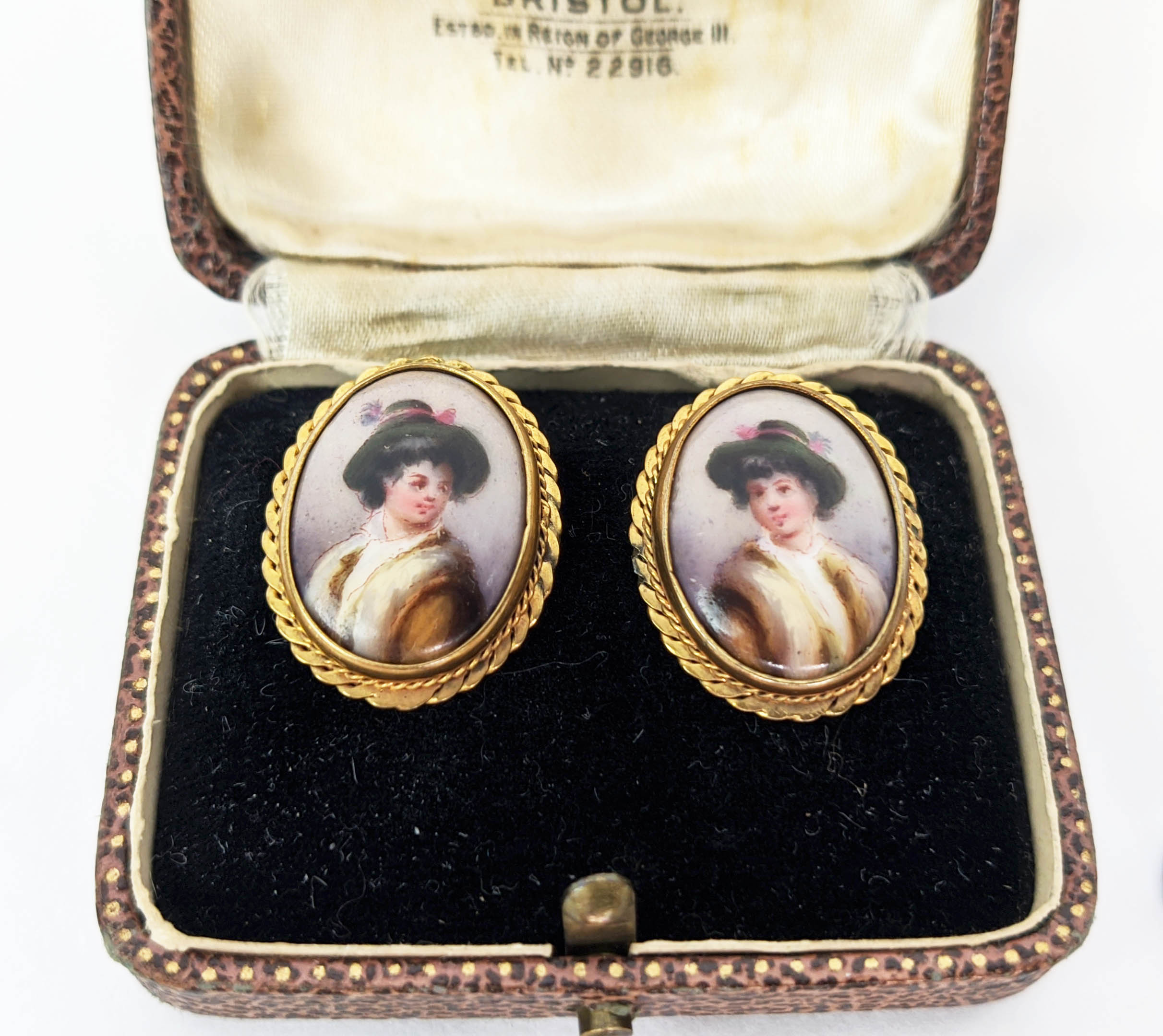 A COLLECTION OF ASSORTED JEWELLERY, comprising a 19th Century Wedgwood Jasperware brooch, a Victoria - Image 10 of 27
