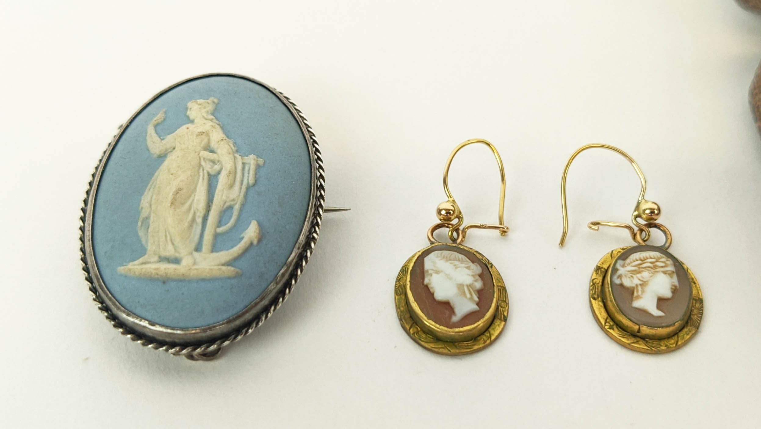 A COLLECTION OF ASSORTED JEWELLERY, comprising a 19th Century Wedgwood Jasperware brooch, a Victoria - Image 4 of 27