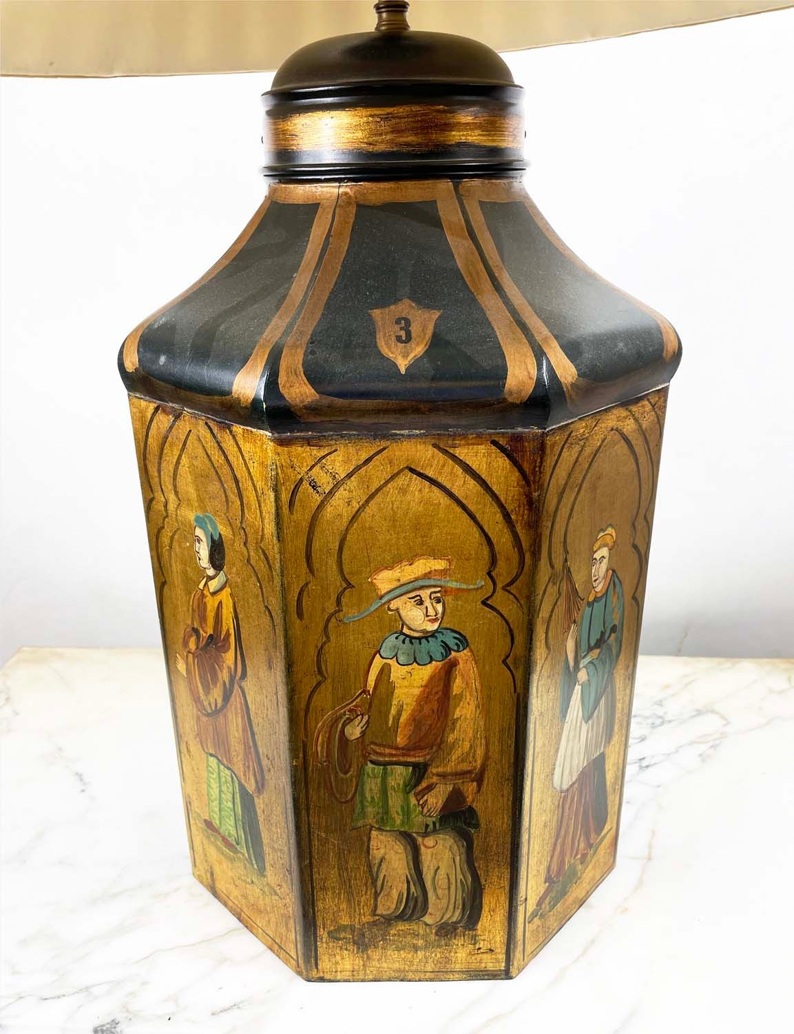 CHINESE TOLEWARE TEA CANISTER LAMP, with chinoiserie figural decoration and silk pleated shade, 70cm - Bild 2 aus 4