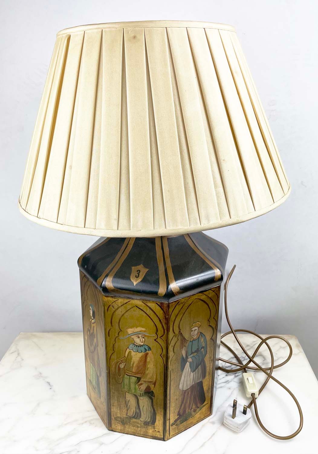 CHINESE TOLEWARE TEA CANISTER LAMP, with chinoiserie figural decoration and silk pleated shade, 70cm - Bild 4 aus 4