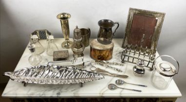 A QUANTITY OF SILVER AND SILVER PLATE, including an Art Nouveau style silver picture frame,