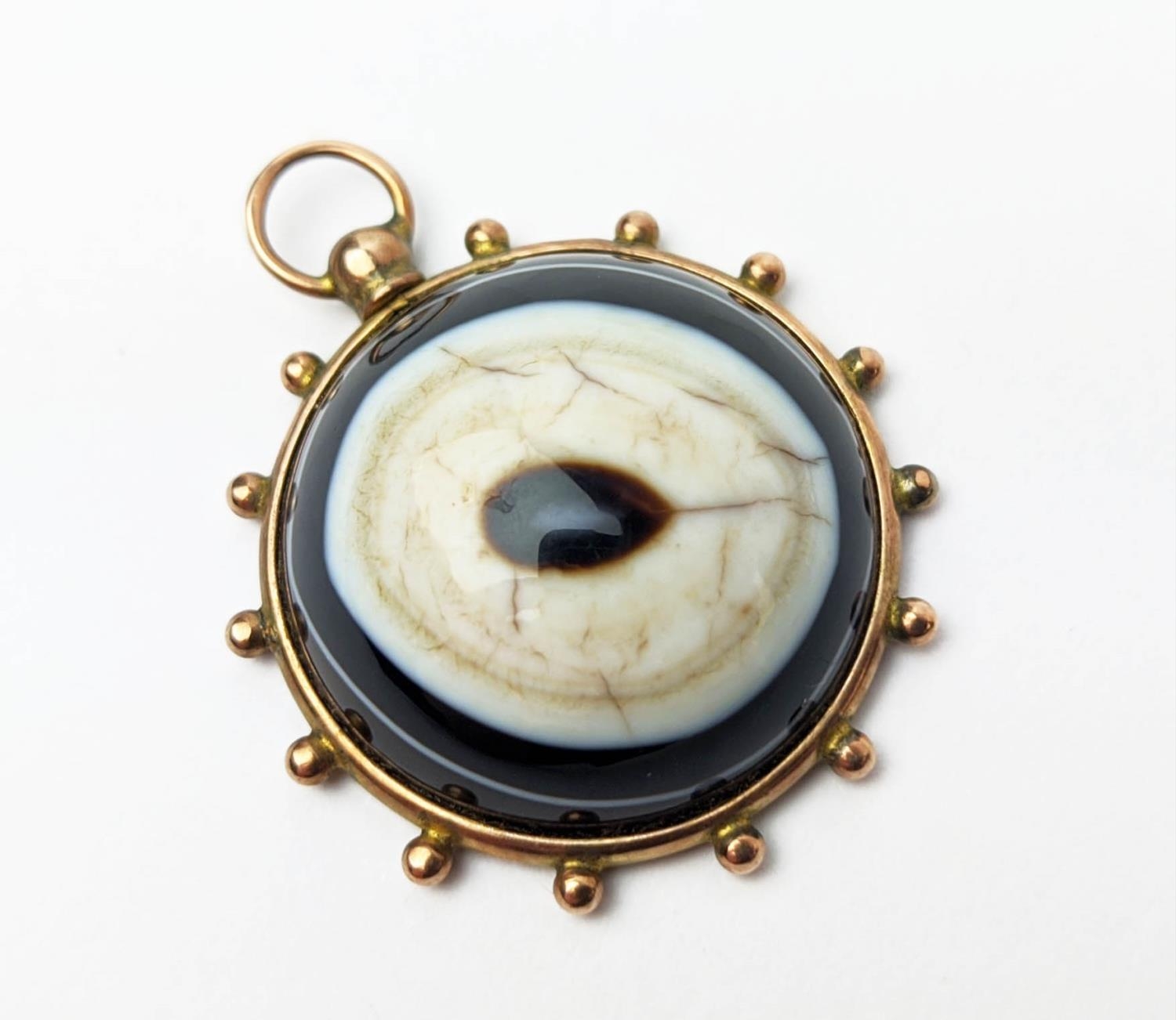 A 9CT GOLD PENDANT BROOCH, in the form of a bow and monkey, an agate pendant and a 9ct gold - Image 11 of 12