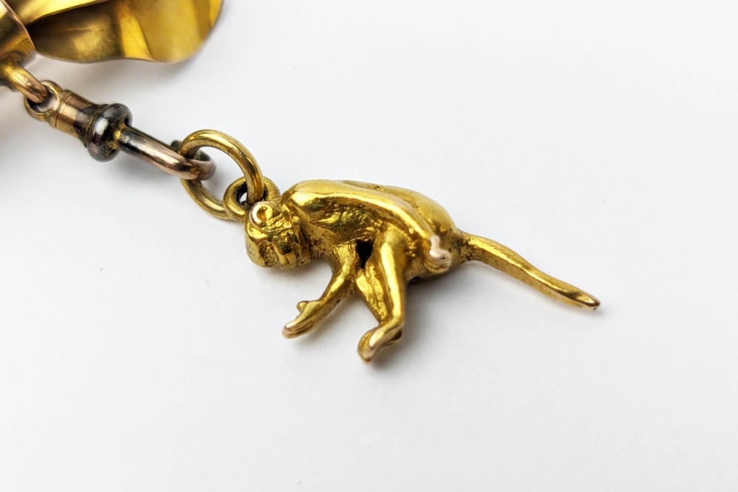 A 9CT GOLD PENDANT BROOCH, in the form of a bow and monkey, an agate pendant and a 9ct gold - Image 4 of 12