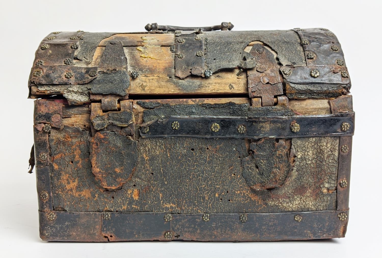 DIMINUTIVE CASKET, 16th/17th Century, probably Spanish, the domed lid enclosing single storage - Image 4 of 12